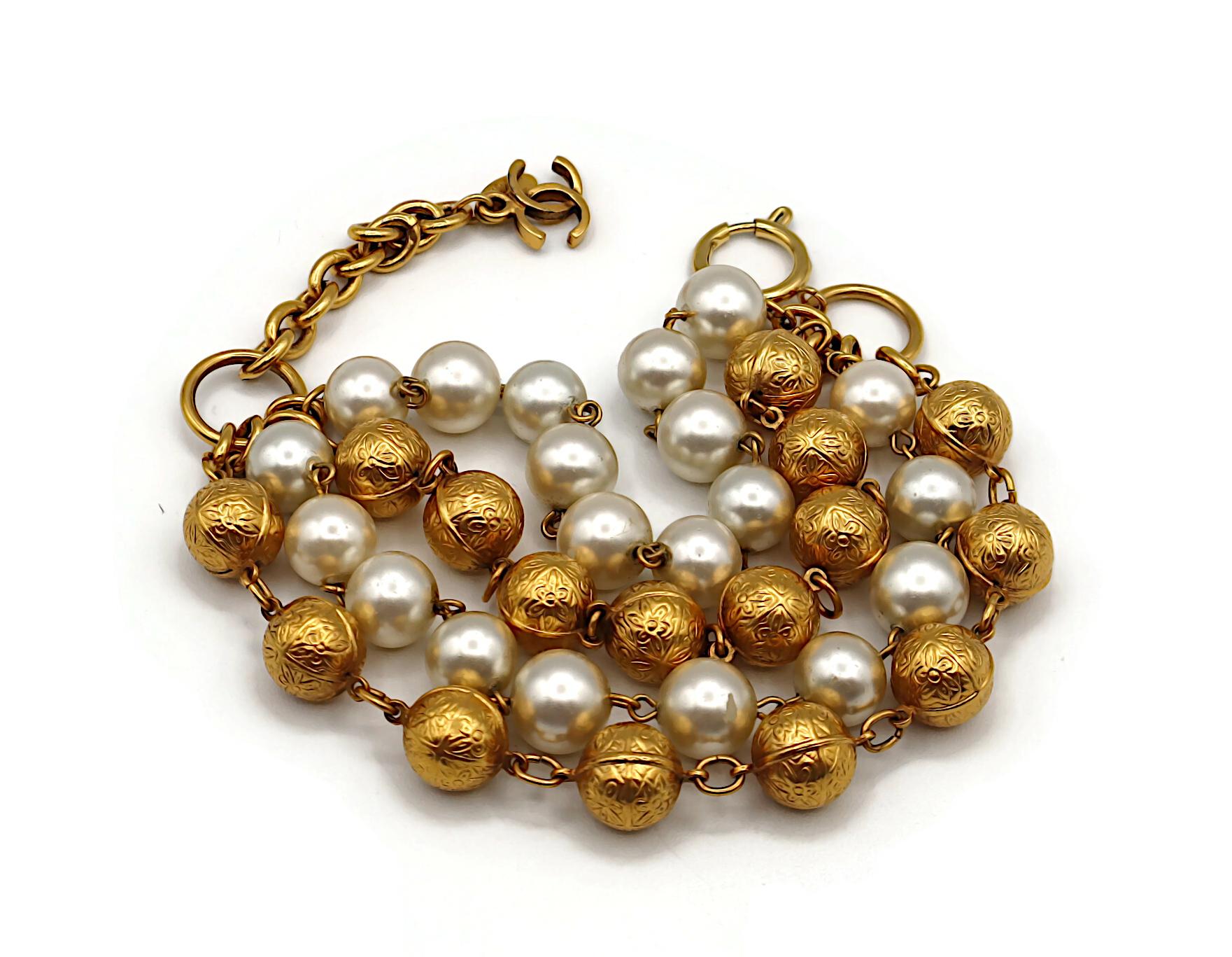Chanel Bracciale vintage con perle finte e perline dorate a più fili In condizioni buone in vendita a Nice, FR