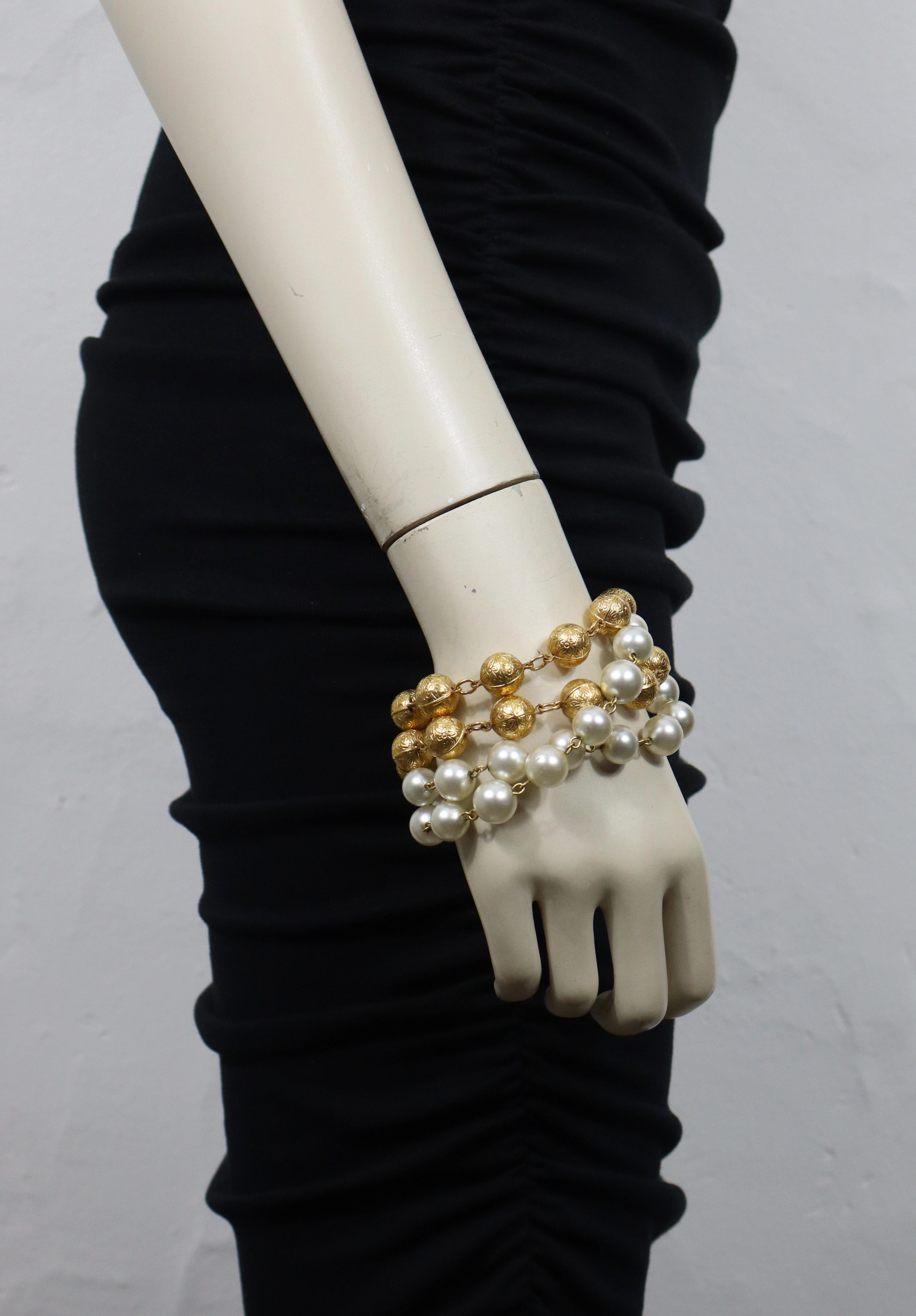 Bracciale vintage Chanel a quattro fili con perle finte di vetro (di due dimensioni) e perline color oro.

Chiusura con anello a molla.
Lunghezza regolabile.

CHANEL in rilievo Made in France.

Misure indicative: lunghezza regolabile da circa 22 cm