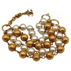 CHANEL Vintage Mehrreihiges Vintage-Armband aus Kunstperlen und goldfarbenen Perlen mit Perlen