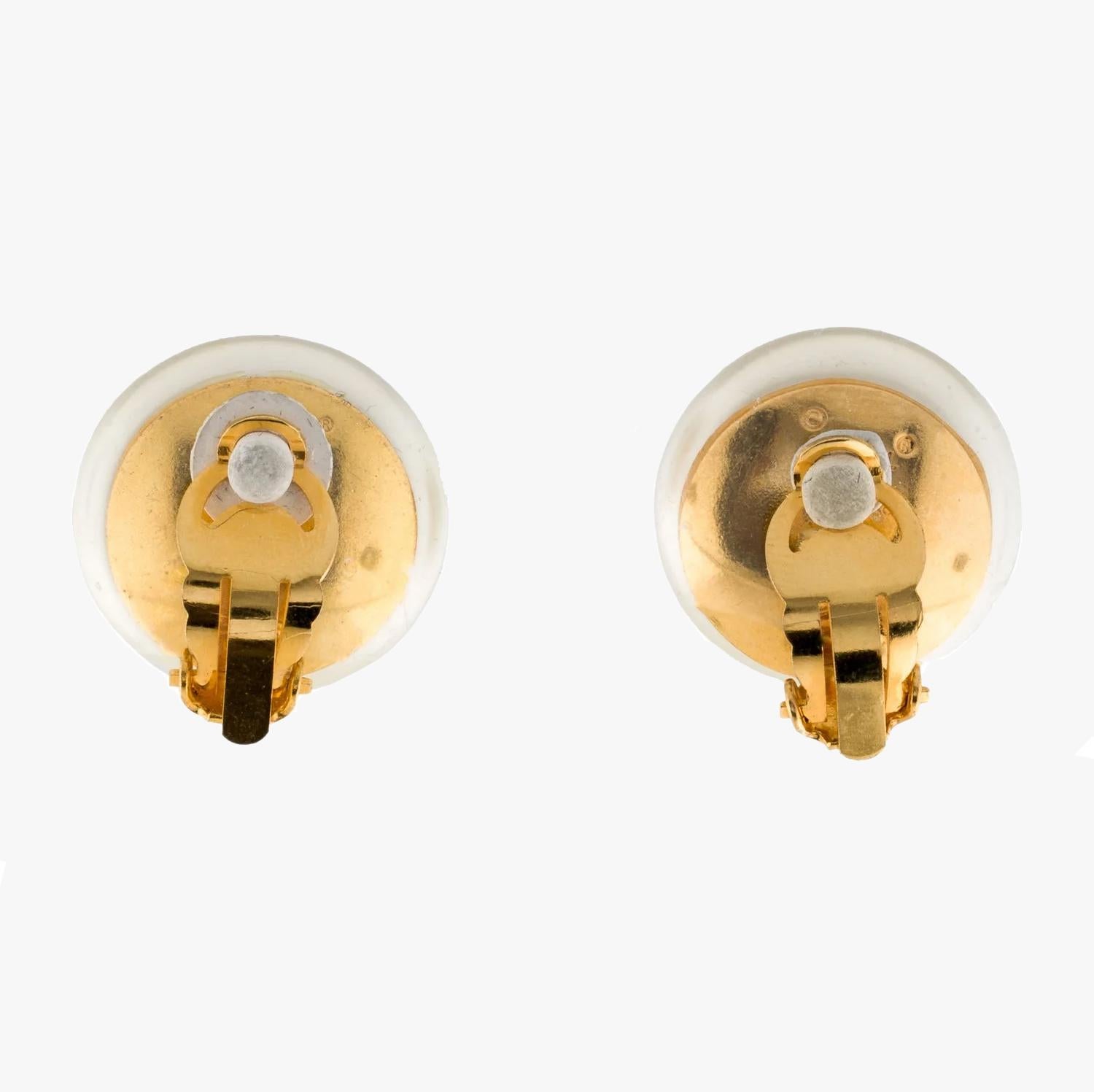Chanel vintage faux pearl CC clip-on earrings

Gold-plated metal

Length: 2,5 cm / 1″

Width: 2,5 cm / 1″

Marks – Designer Signature, Made in France

Condition – good, minor wear and scratches throughout metal

........Additional information