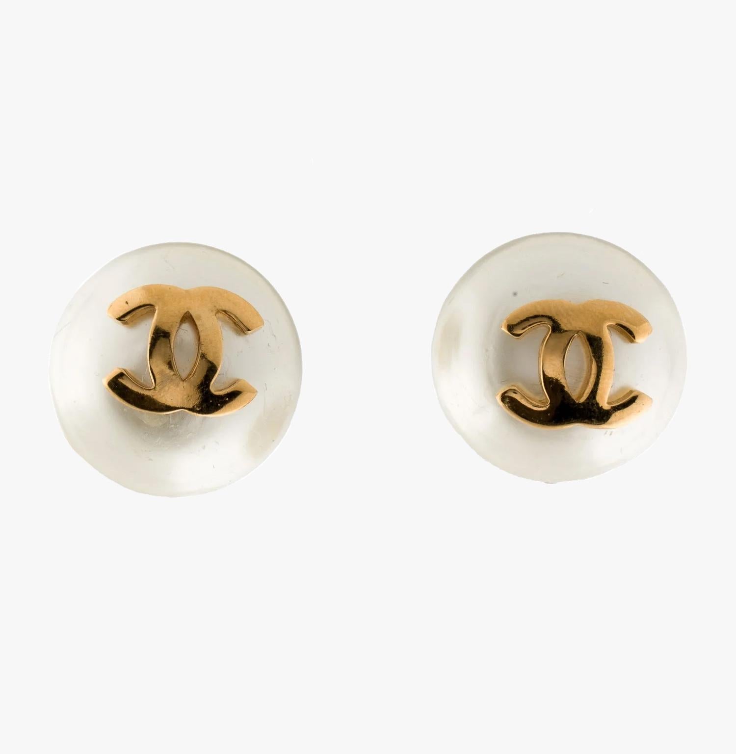 Women's Chanel vintage faux pearl CC clip-on earrings For Sale