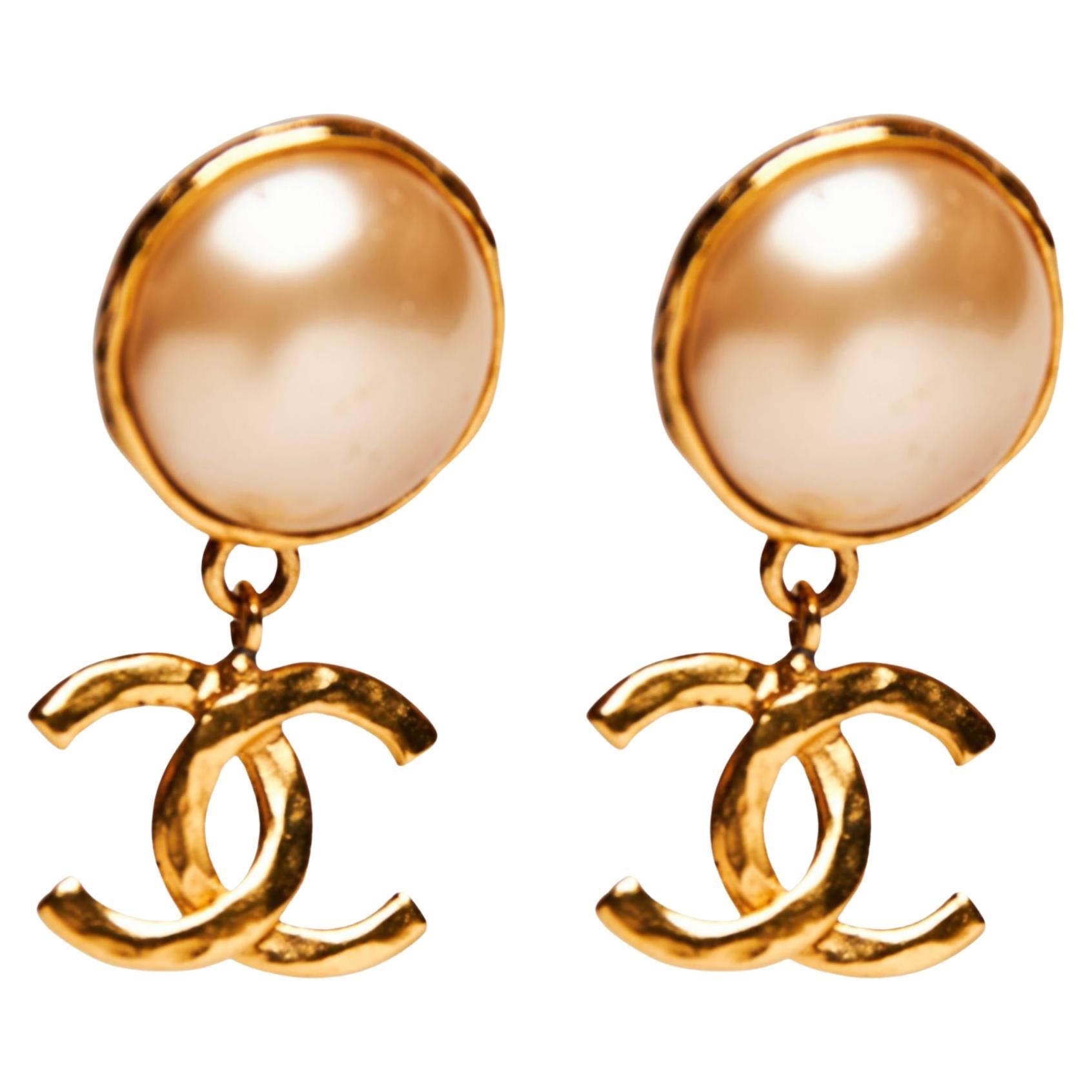 Chanel Vintage Faux Pearl CC Drop Clip-On Earrings (1995) For Sale at  1stDibs
