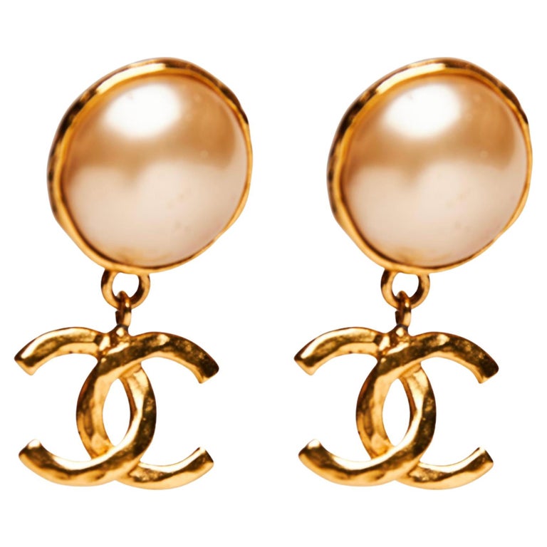 Chanel Vintage Faux Pearl CC Drop Clip-On Earrings (1995) For Sale at ...