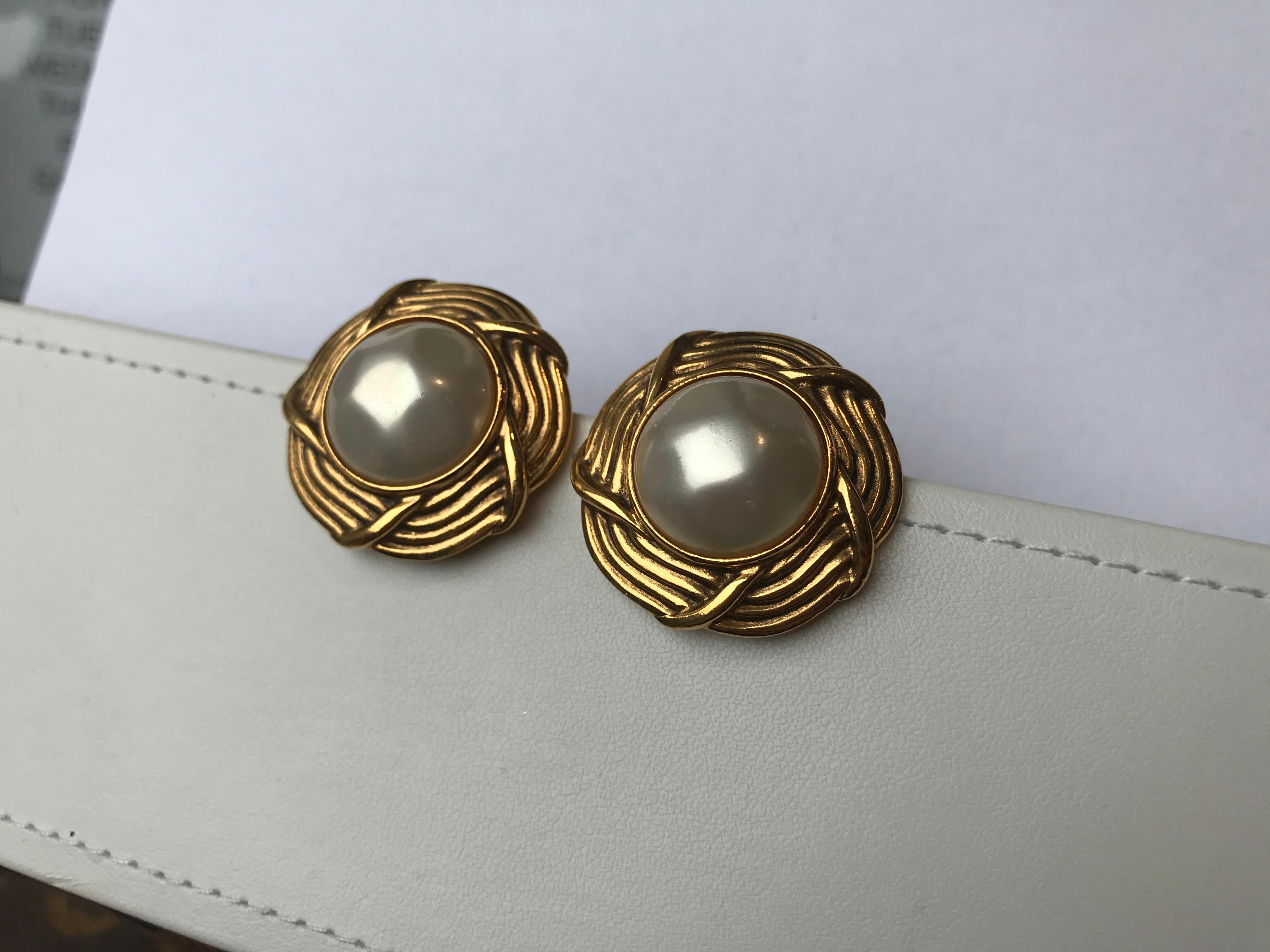 Chanel Vintage Faux Pearl Clip-On Earrings In Good Condition For Sale In Roslyn, NY