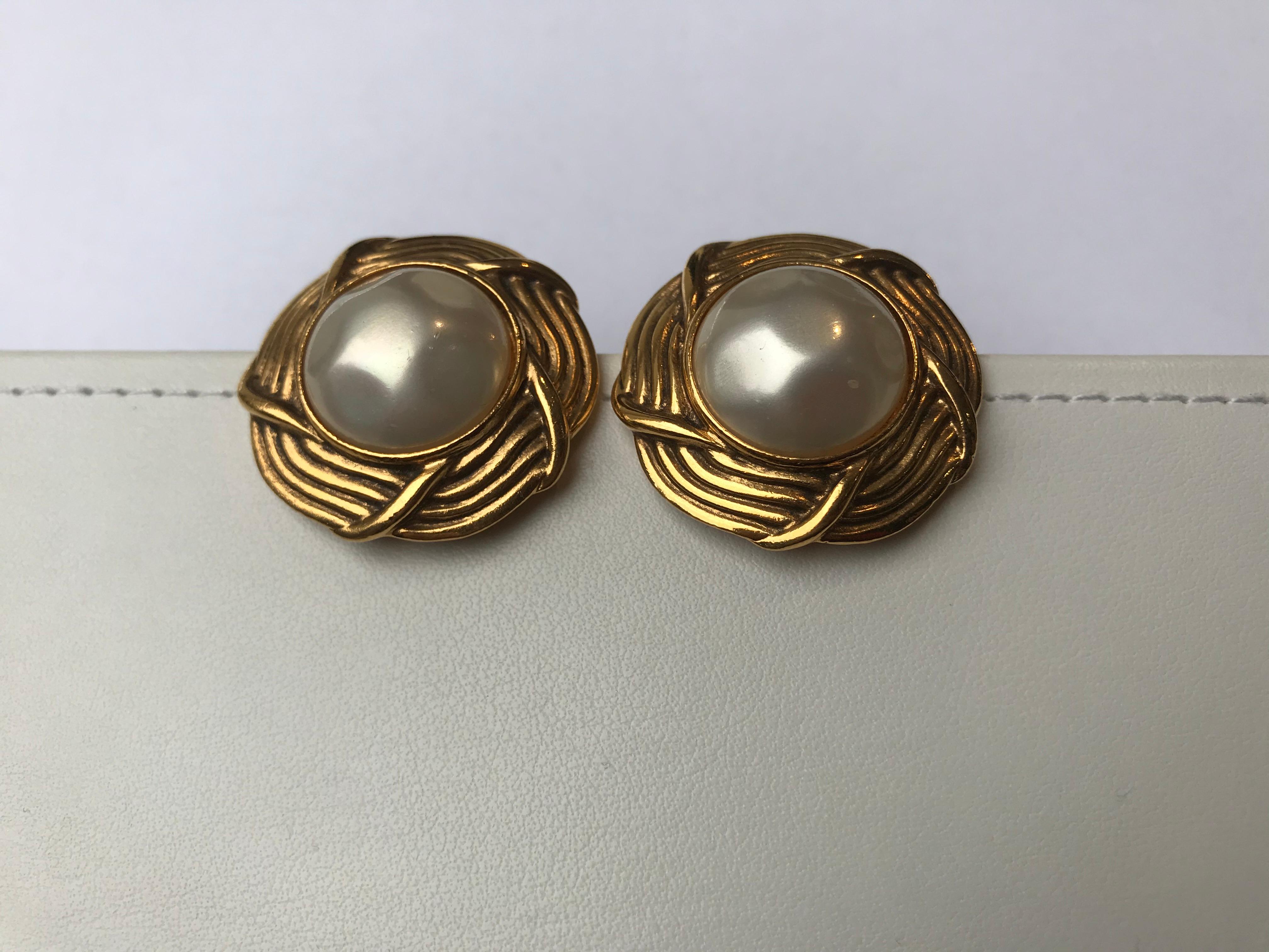 Women's or Men's Chanel Vintage Faux Pearl Clip-On Earrings For Sale