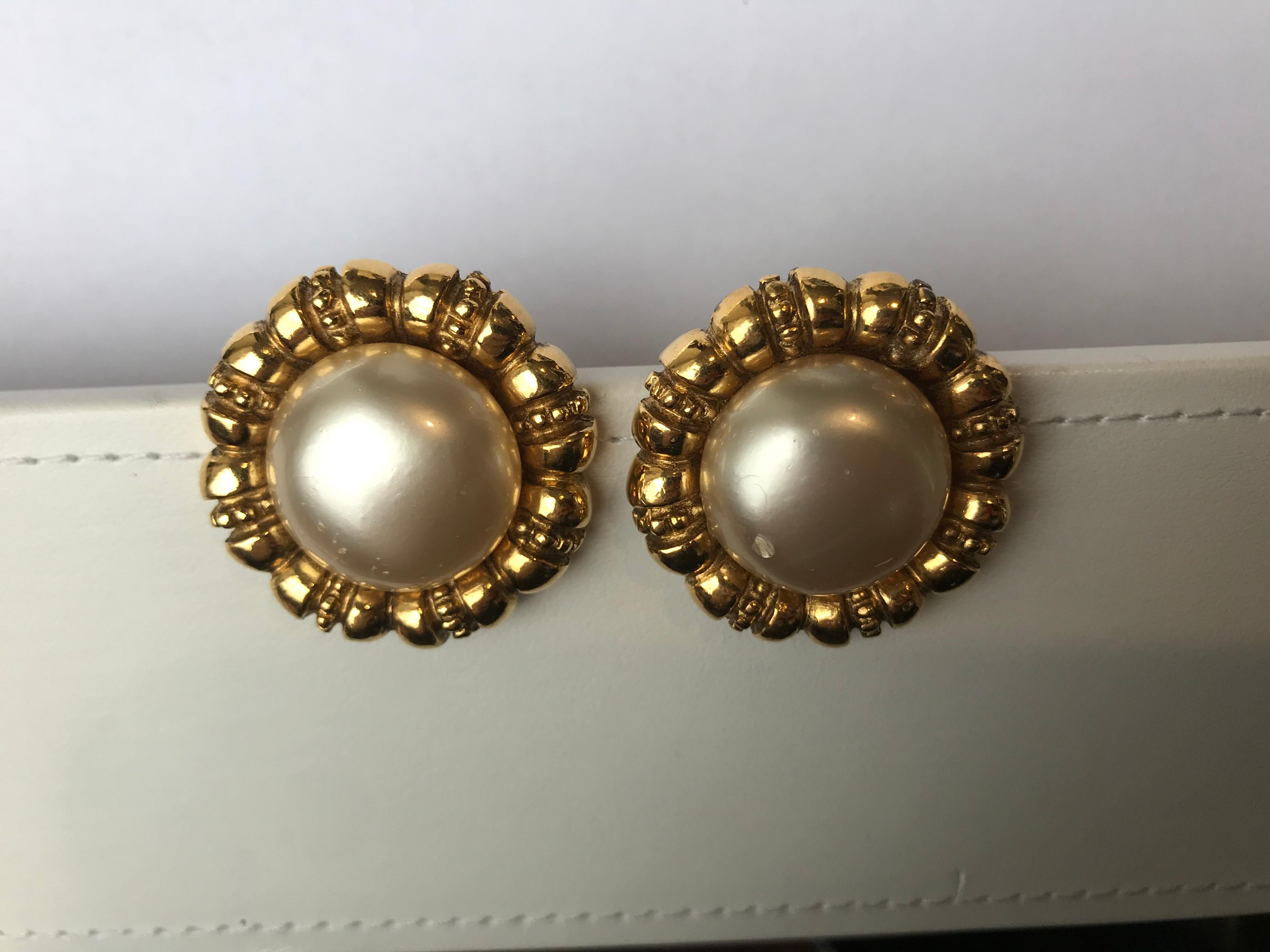 Women's or Men's Chanel Vintage Faux Pearl Clip-On Earrings For Sale