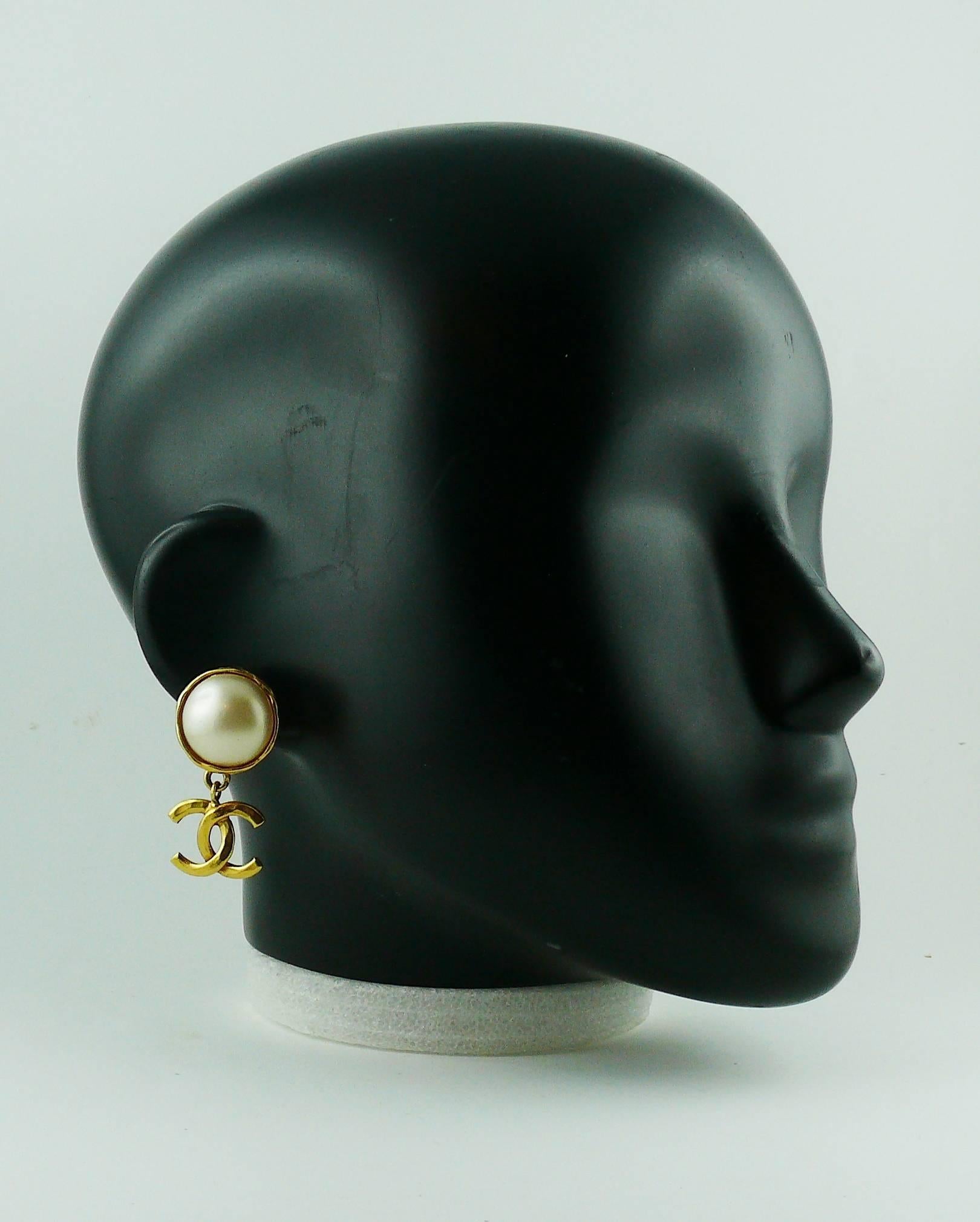 Chanel vintage 1994 faux pearl gold tone logo drop earrings (clip on).

Embossed CHANEL 94 P Made in France.

Spring 1994 Collection.

Indicative measurements : height approx. 4.4 cm (1.73 inches) / max. width approx. 2 cm (0.79 inch).

Comes with a