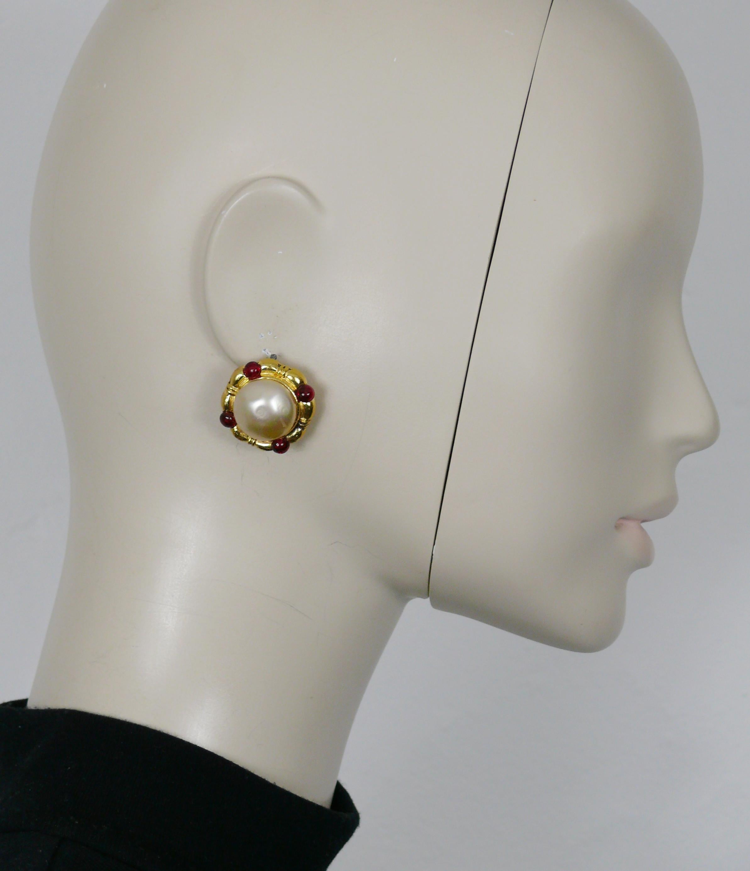 Boucles d'oreilles à clip CHANEL vintage en ton or, ornées d'une fausse perle en forme de dôme et de quatre cabochons en verre rouge MAISON GRIPOIX.

Embossé sur une boucle d'oreille CHANEL 1982.
Embossé sur l'autre boucle d'oreille CHANEL Déposé