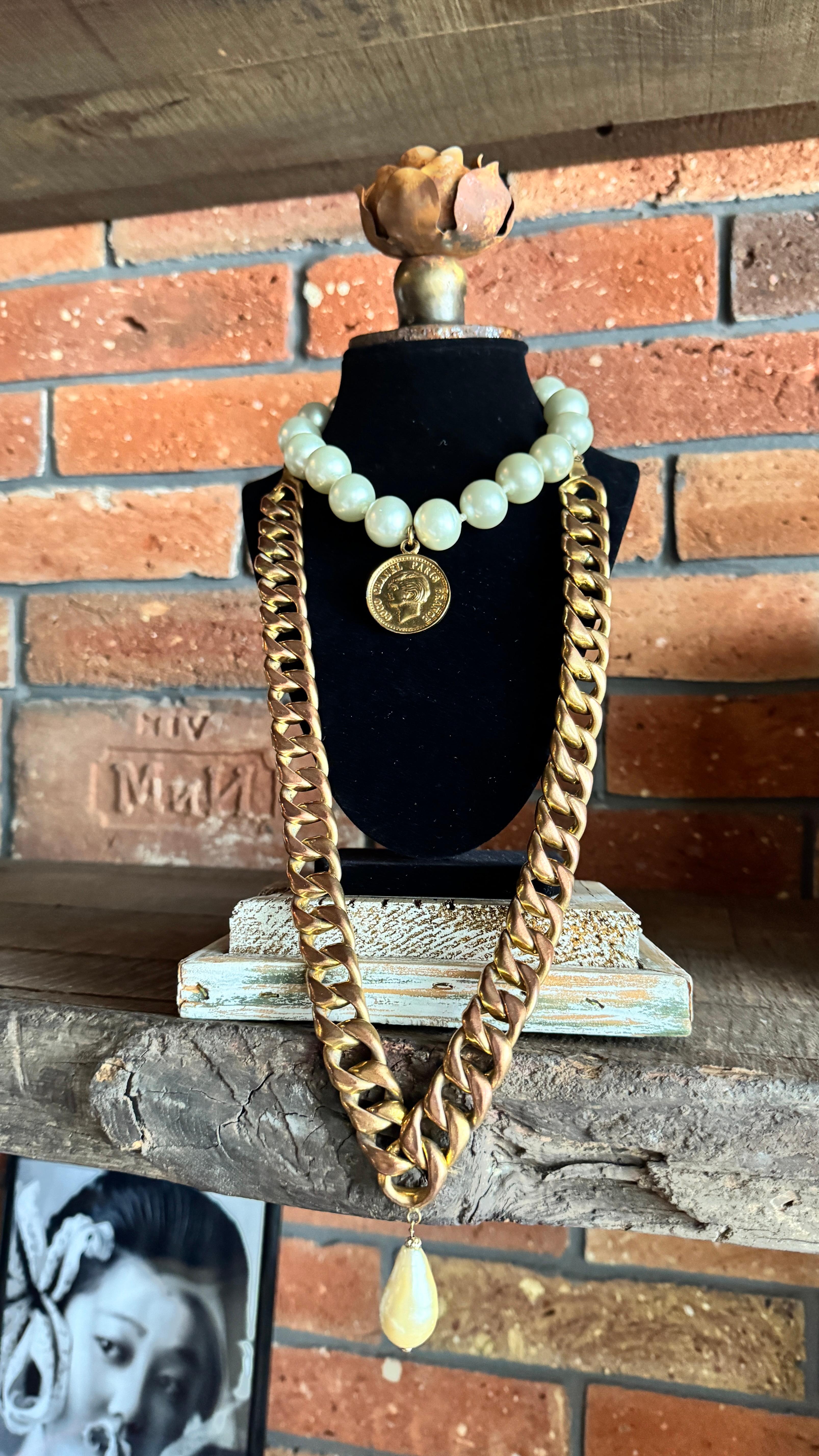 Chanel - Collier double rangée de fausses perles médaillon vintage en vente 5