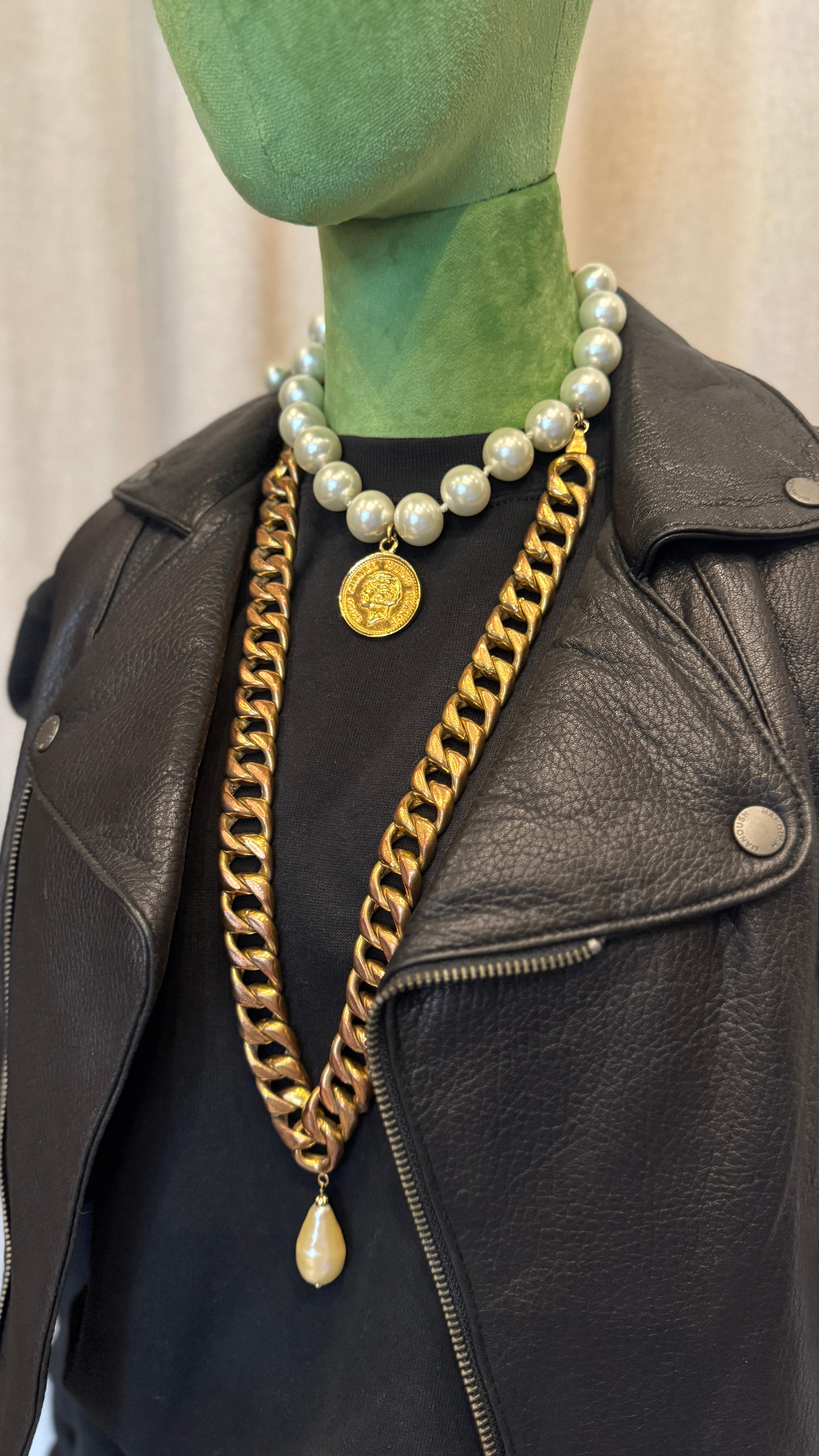 Chanel - Collier double rangée de fausses perles médaillon vintage

Plaqué or et fausse perle

Longueur d'un collier de perles - 35 cm

Longueur d'un rang de perles avec une chaîne - 51 cm

Longueur totale après boutonnage - 41 cm

Condit - très