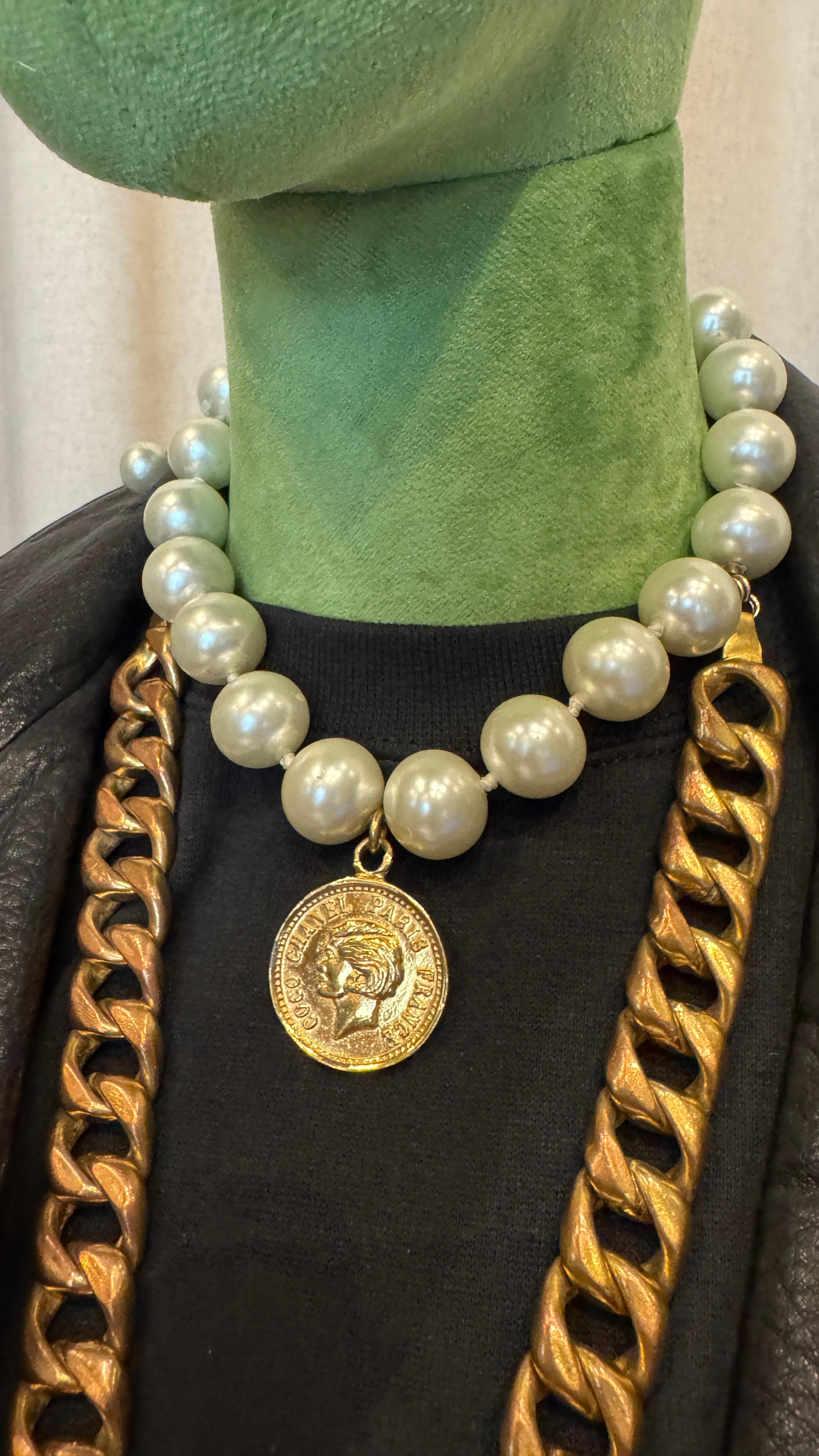 Art déco Chanel - Collier double rangée de fausses perles médaillon vintage en vente