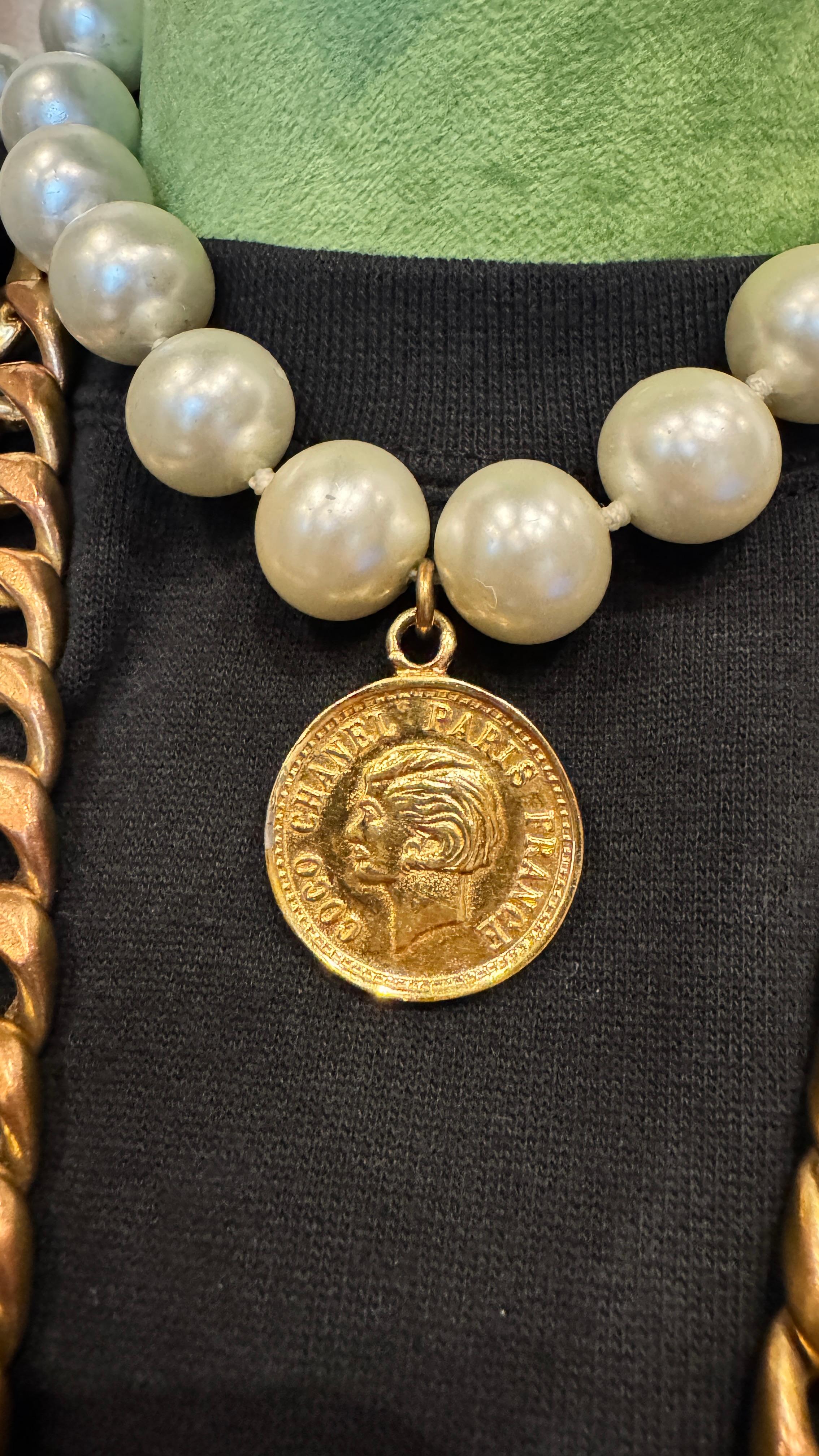 Chanel - Collier double rangée de fausses perles médaillon vintage Bon état - En vente à New York, NY
