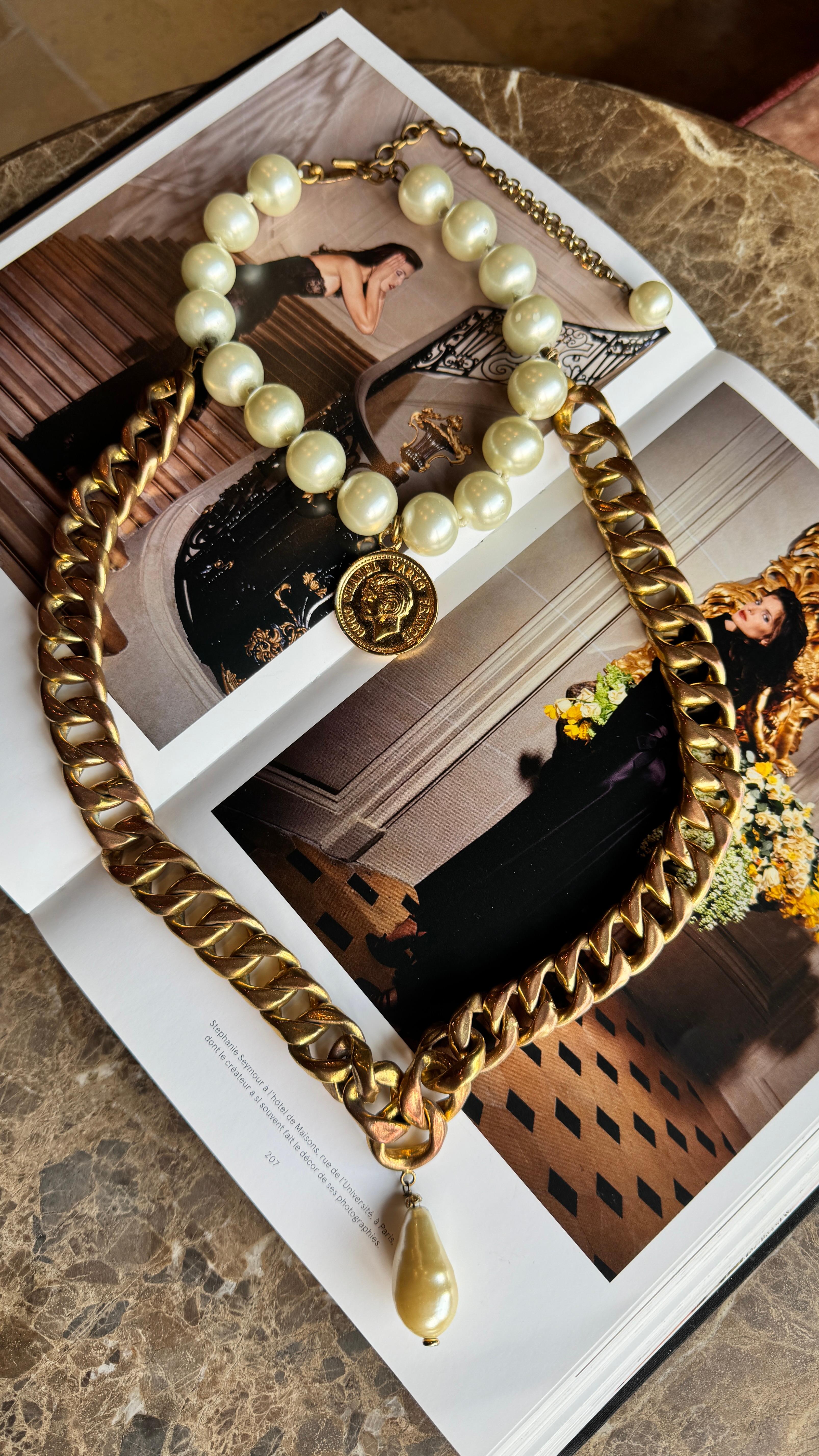 Chanel - Collier double rangée de fausses perles médaillon vintage Pour femmes en vente