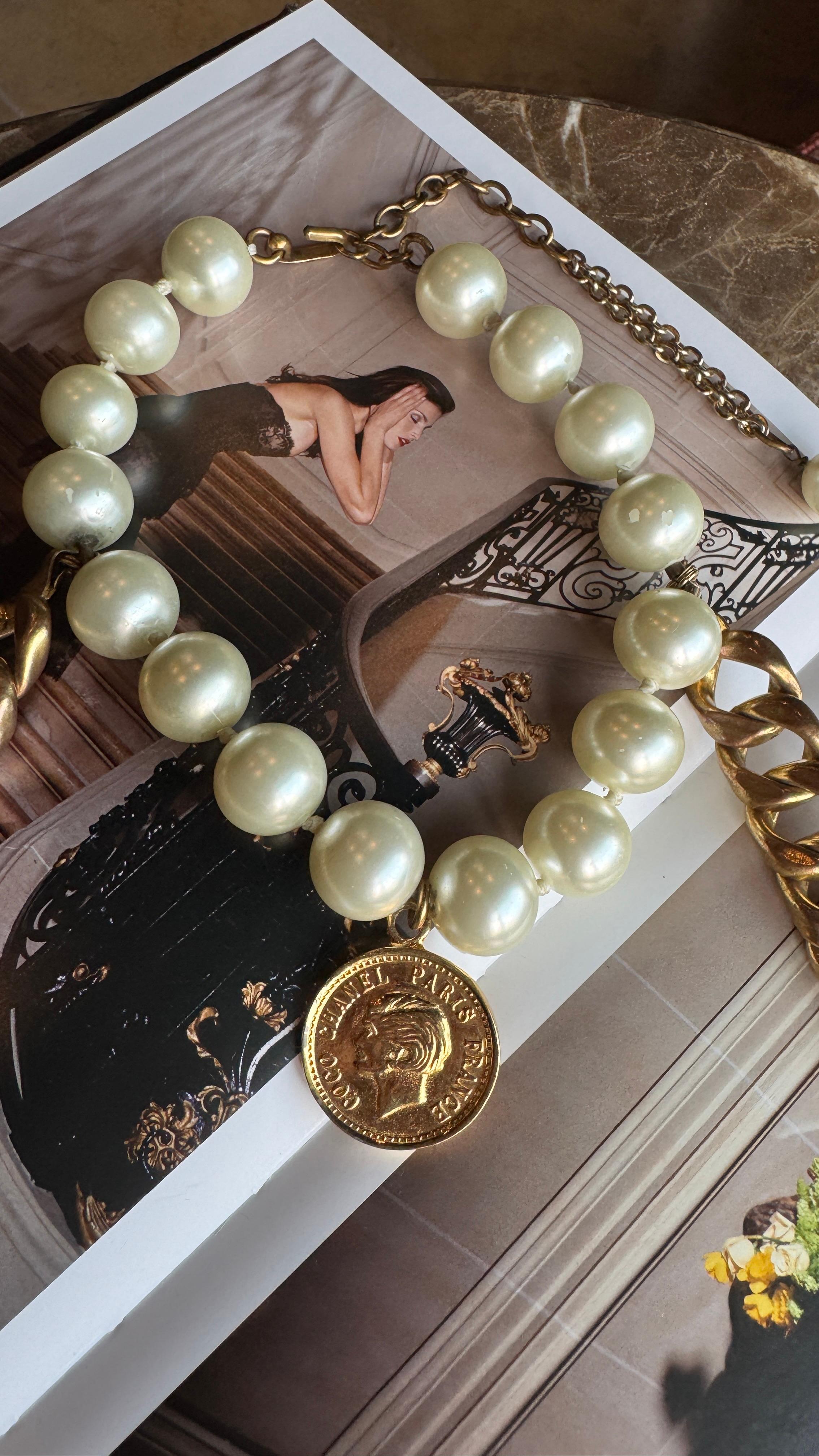 Chanel - Collier double rangée de fausses perles médaillon vintage en vente 1