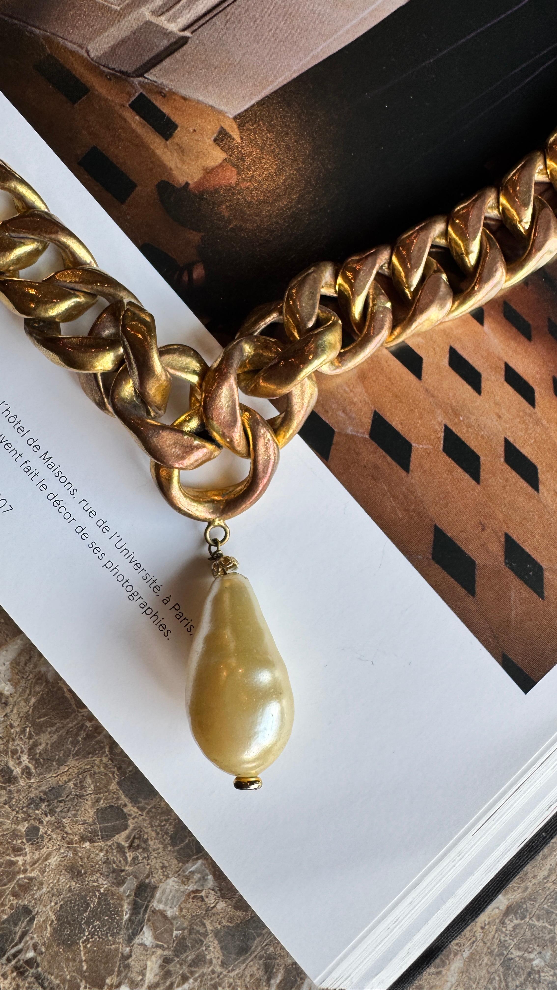 Chanel - Collier double rangée de fausses perles médaillon vintage en vente 2