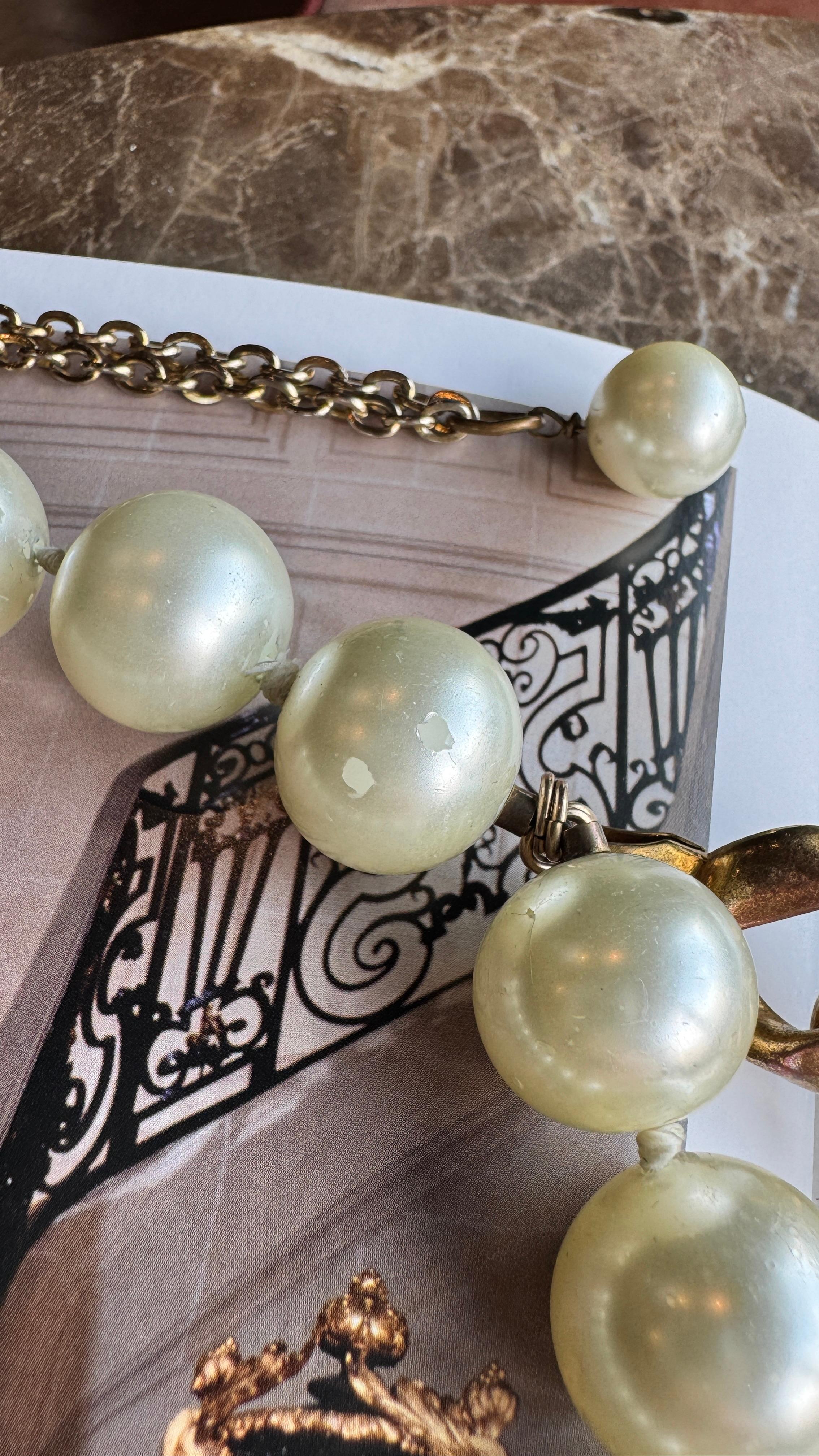 Chanel - Collier double rangée de fausses perles médaillon vintage en vente 3