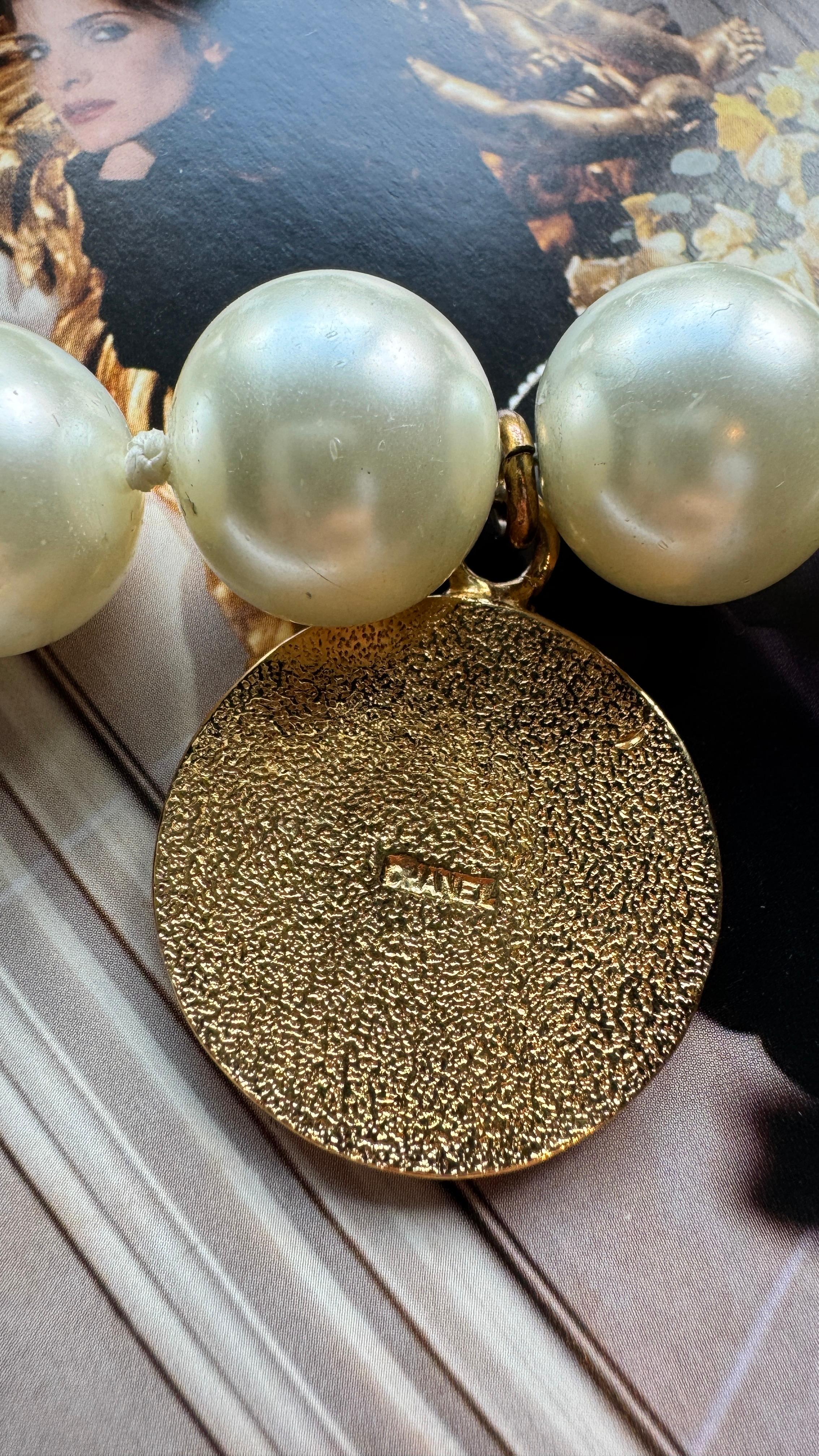 Chanel - Collier double rangée de fausses perles médaillon vintage en vente 4