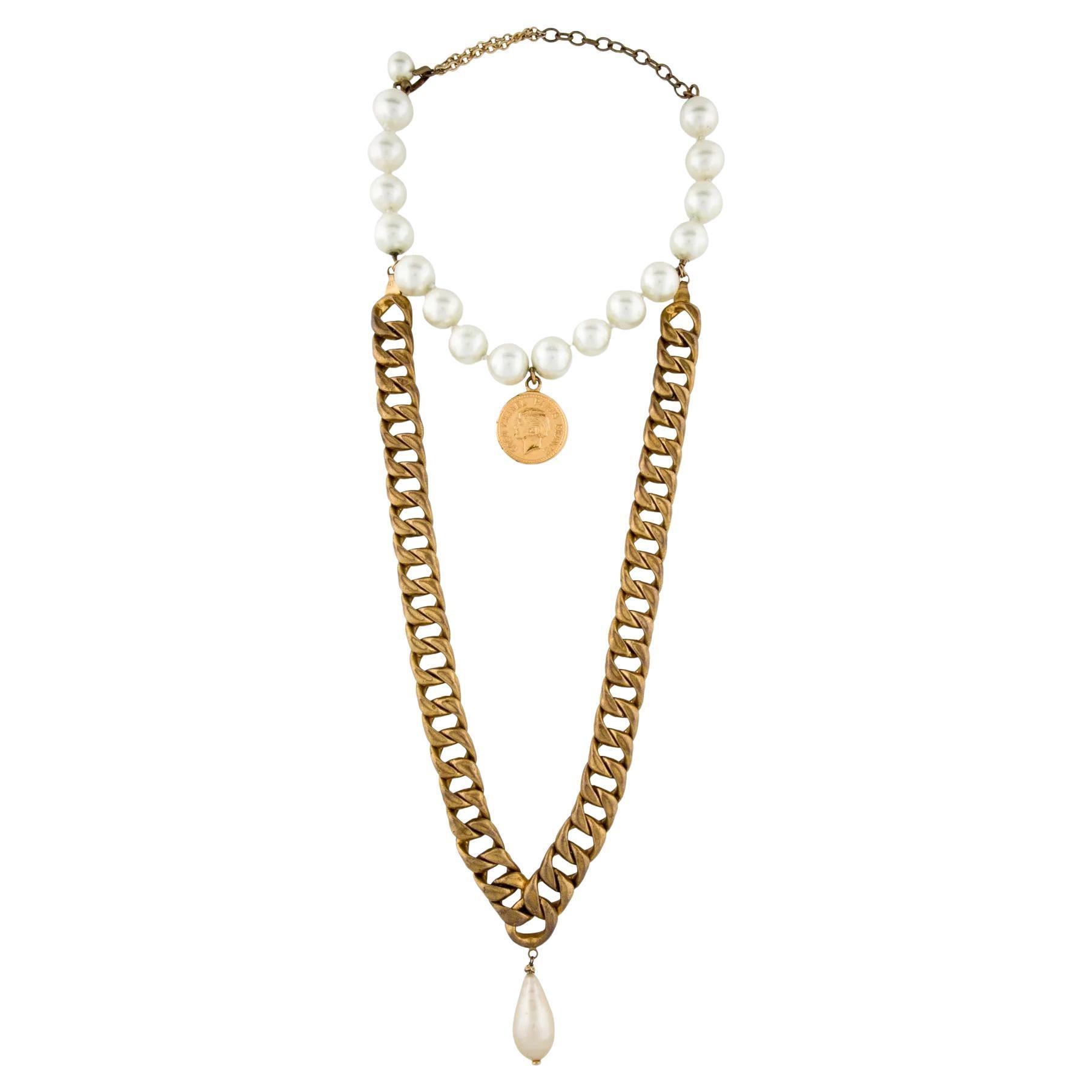 Chanel - Collier double rangée de fausses perles médaillon vintage en vente