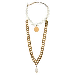 Chanel - Collier double rangée de fausses perles médaillon vintage