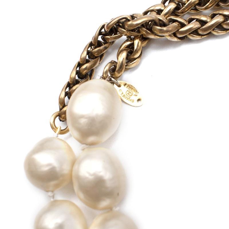 Chanel Vintage Faux Pearl Rope Chain Necklace In Excellent Condition For Sale In London, GB