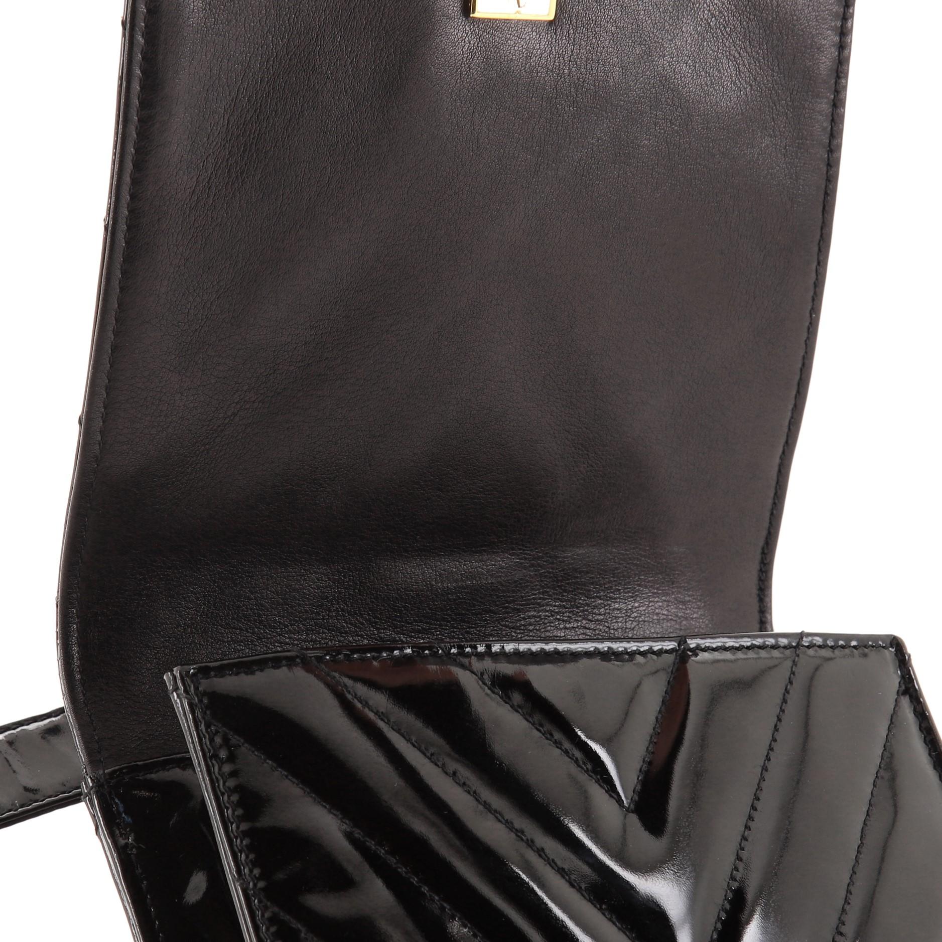 Chanel Vintage Riñonera Chevron Charol Pequeña 3