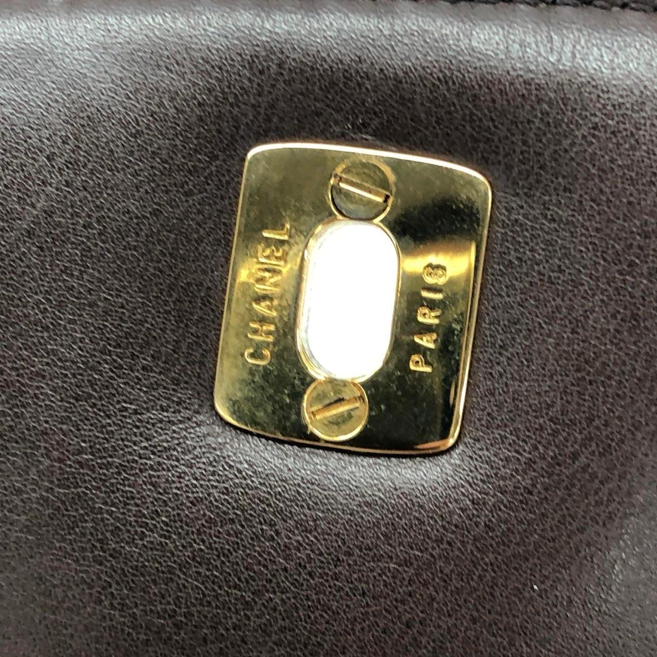 Chanel Vintage Flap Gürteltasche Mini Dunkelbraun Lammfell Leder Gold-Ton Hardware im Angebot 6