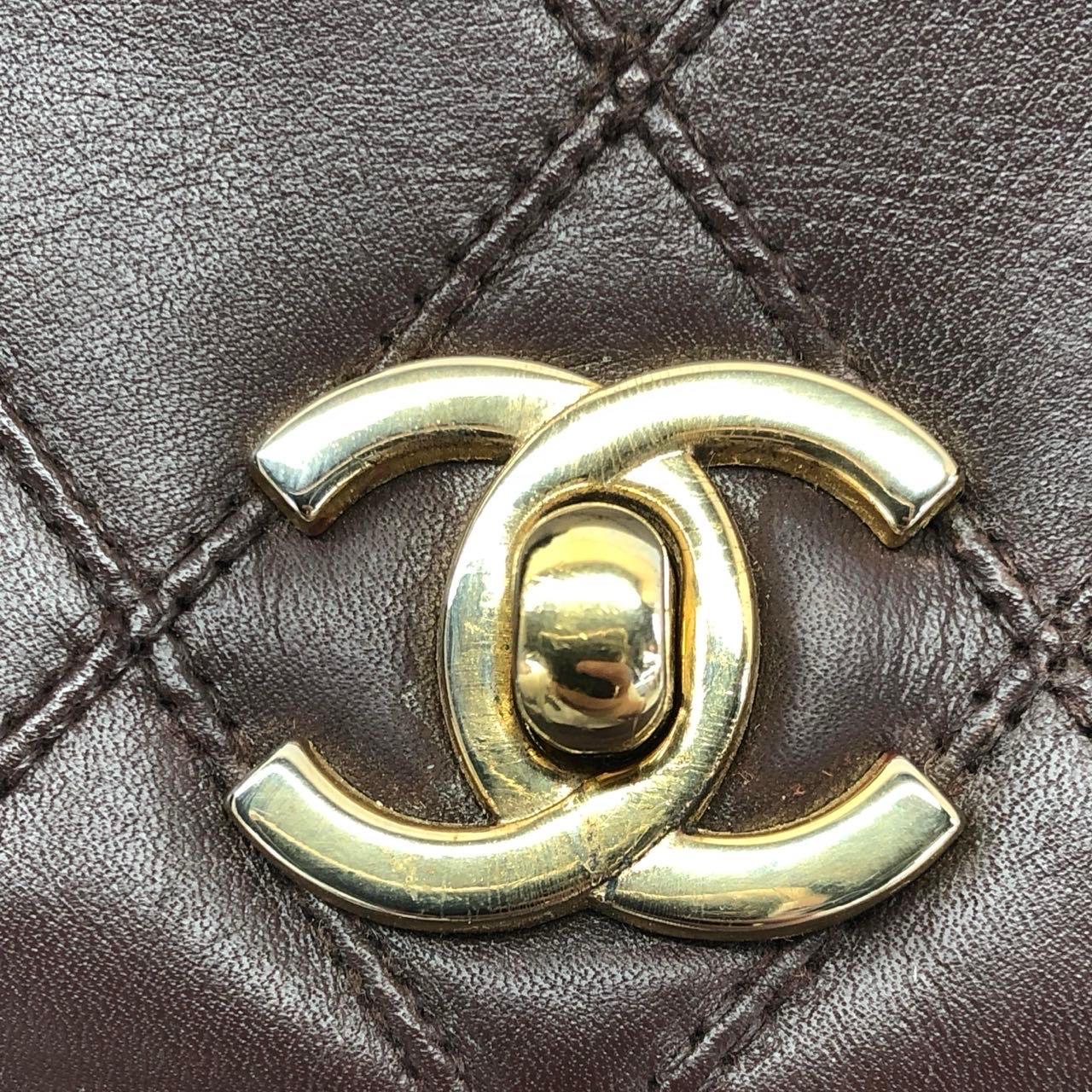 Chanel Vintage Flap Gürteltasche Mini Dunkelbraun Lammfell Leder Gold-Ton Hardware im Angebot 7
