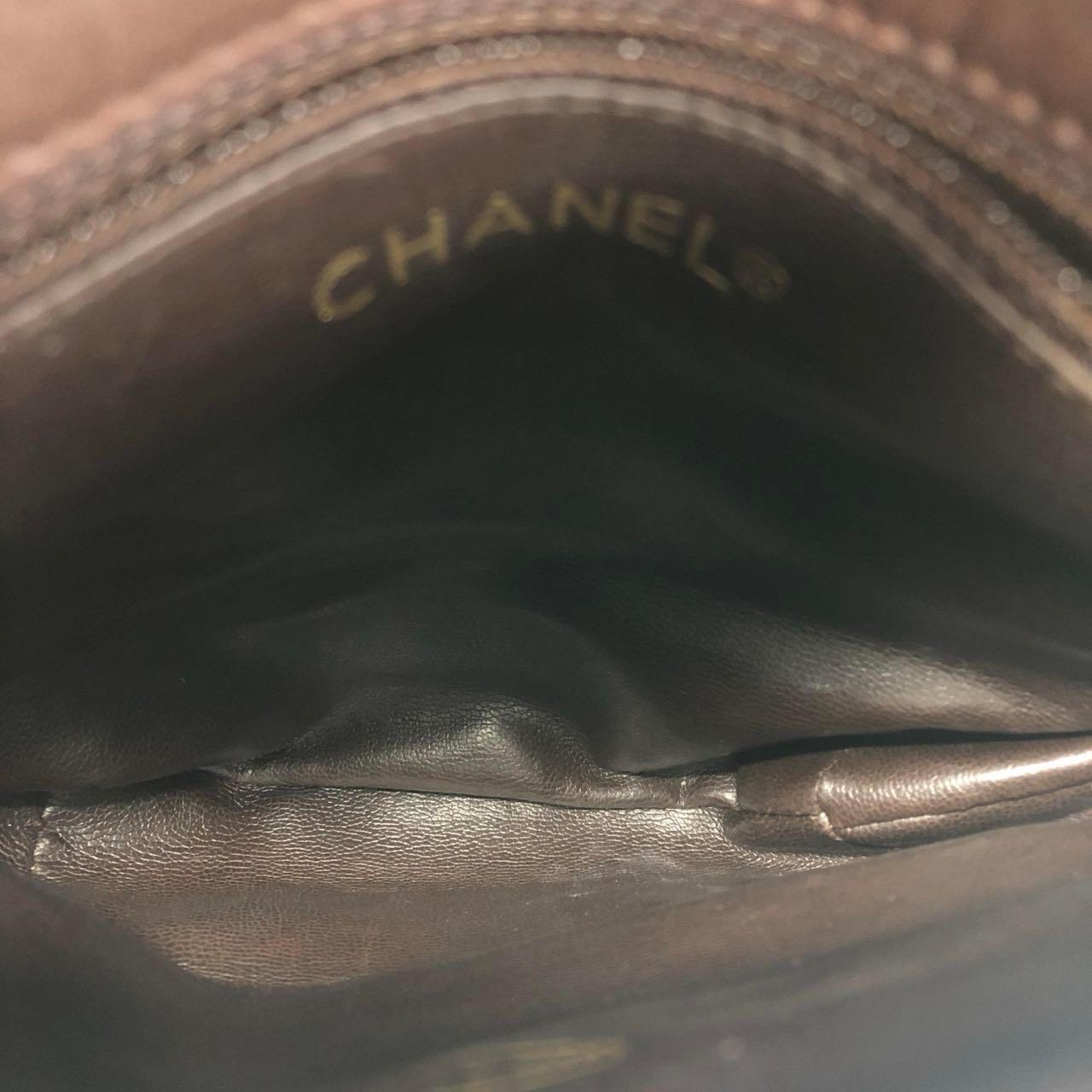 Chanel Vintage Flap Gürteltasche Mini Dunkelbraun Lammfell Leder Gold-Ton Hardware im Angebot 14