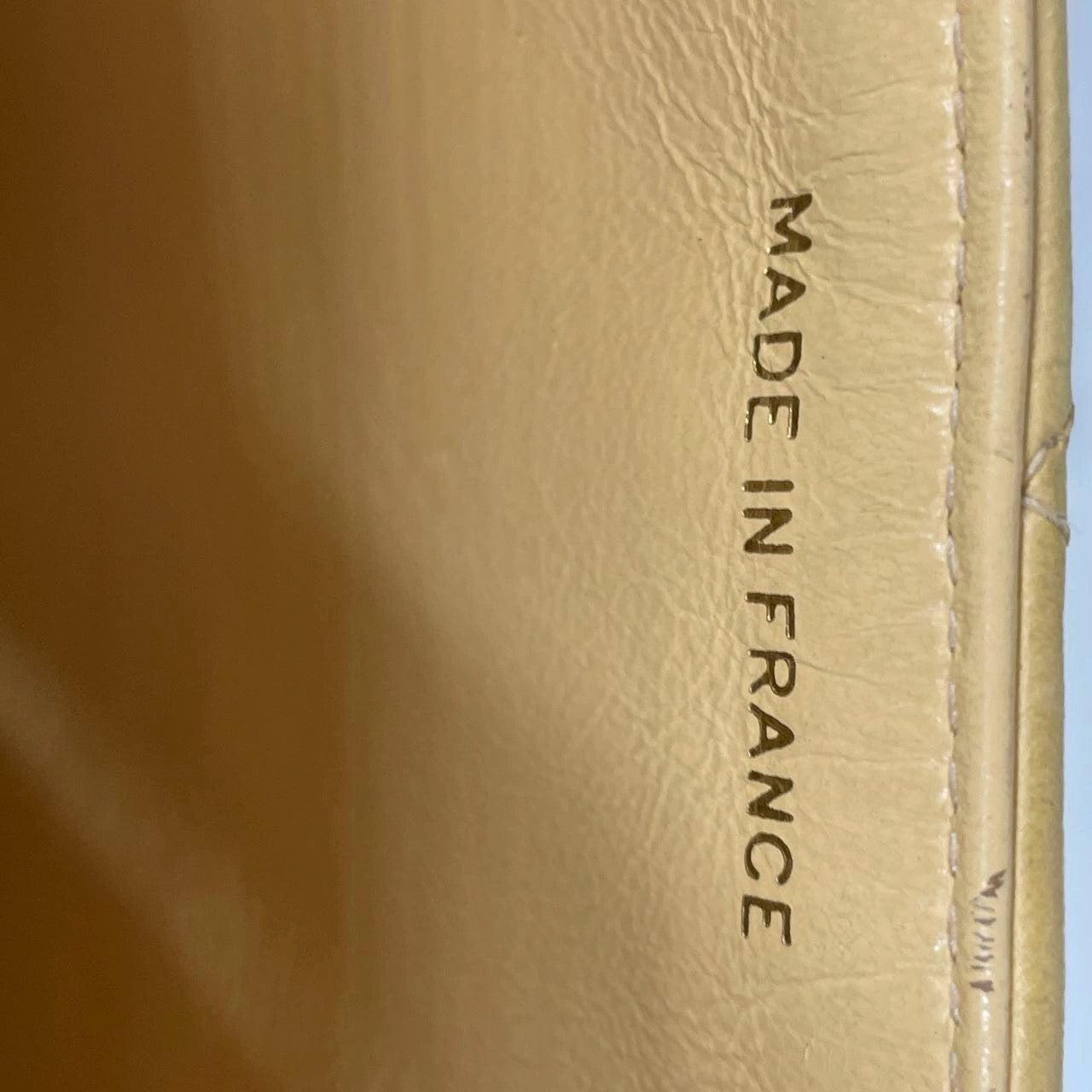 Chanel Vintage Umhängetasche mit Klappe aus gelbem Lammfell und Leder, 1991-1994 im Angebot 7
