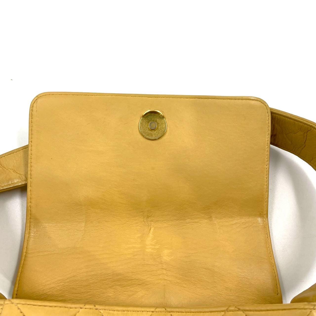 Chanel Vintage Umhängetasche mit Klappe aus gelbem Lammfell und Leder, 1991-1994 im Angebot 8