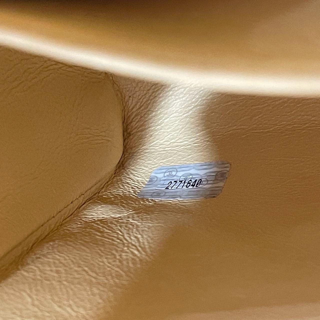 Chanel Vintage Umhängetasche mit Klappe aus gelbem Lammfell und Leder, 1991-1994 im Angebot 9