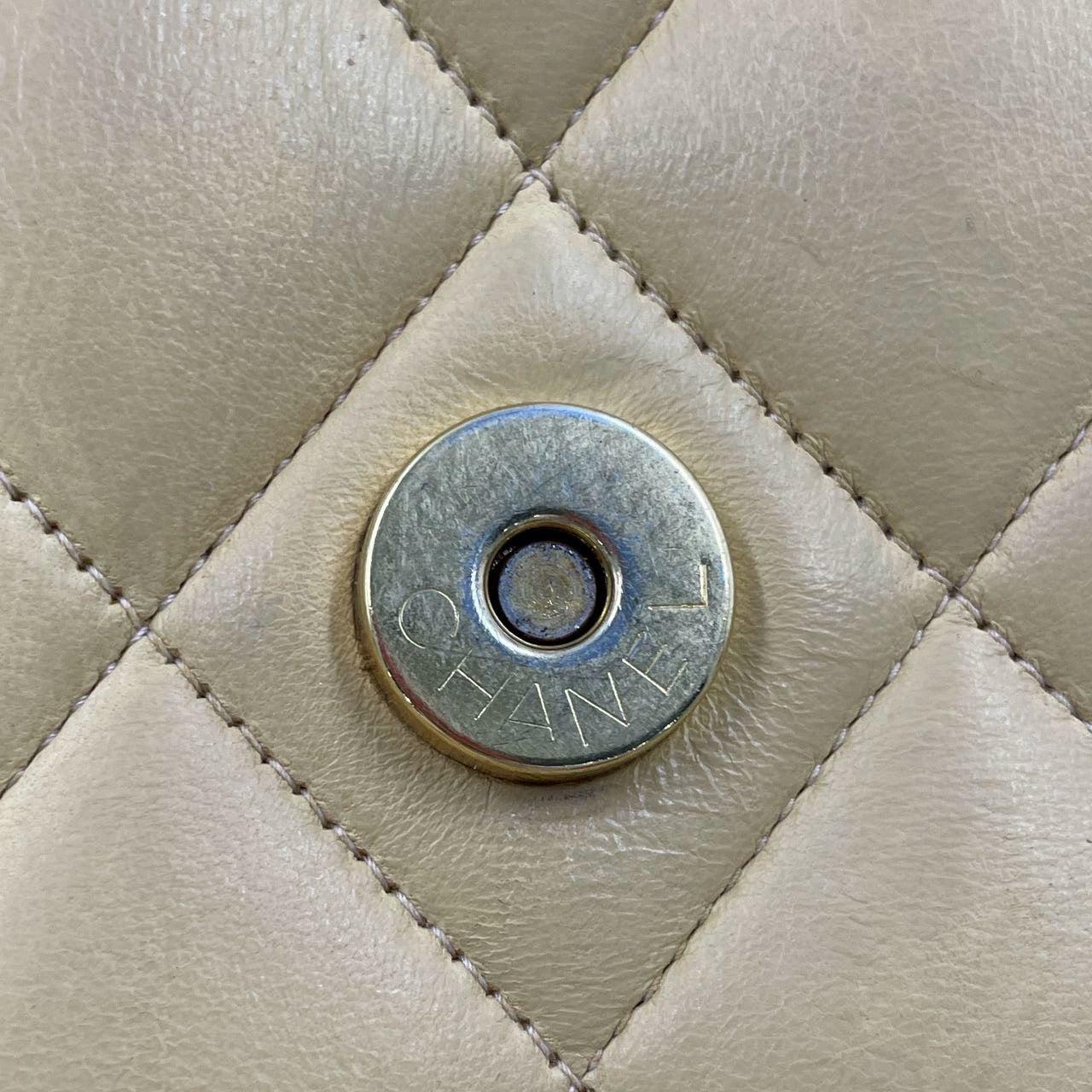Chanel Vintage Umhängetasche mit Klappe aus gelbem Lammfell und Leder, 1991-1994 im Angebot 10