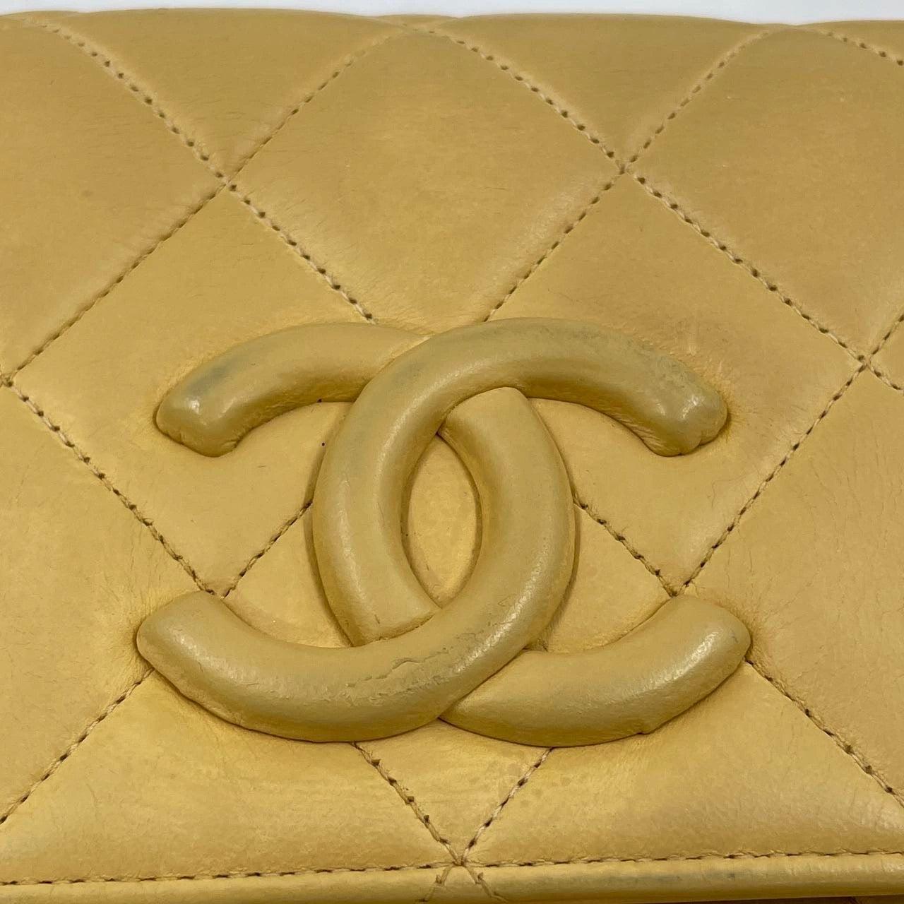 Chanel Vintage Umhängetasche mit Klappe aus gelbem Lammfell und Leder, 1991-1994 im Angebot 11