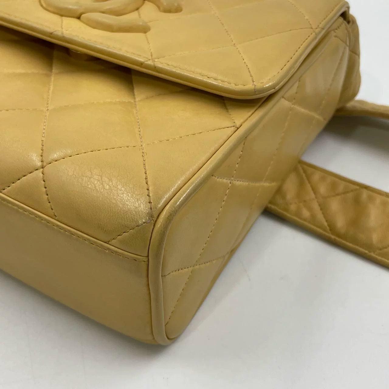 Chanel Vintage Umhängetasche mit Klappe aus gelbem Lammfell und Leder, 1991-1994 im Angebot 13