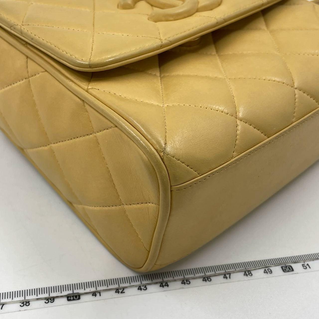 Chanel Vintage Umhängetasche mit Klappe aus gelbem Lammfell und Leder, 1991-1994 im Angebot 14