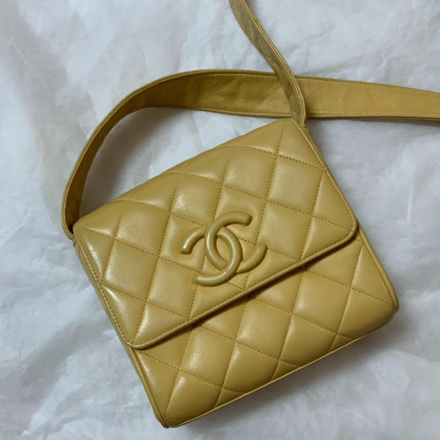 Chanel Vintage Flap Crossbody Bag Gelbes Lammleder, 1991-1994
 Dies sind professionelle Fotos der tatsächlichen Tasche.
 ZUSTAND: GUT
 Reibung an den Ecken und einige Falten auf dem Leder. Kratzer an der Hardware. Leichte Flecken. Die Farbe an den