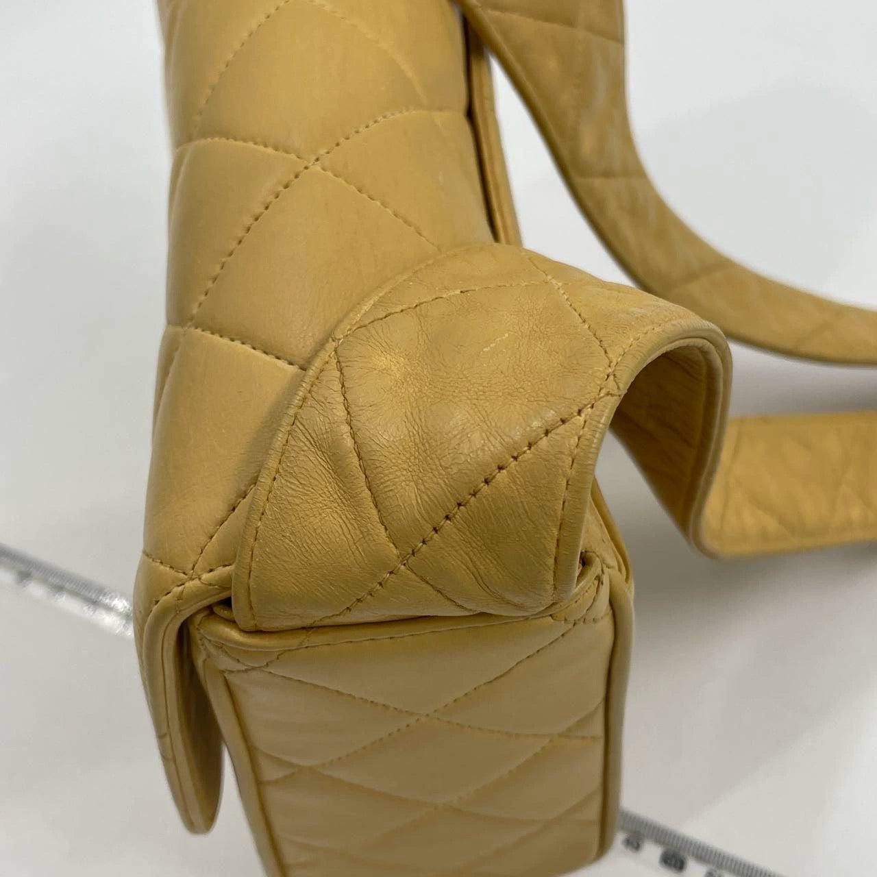 Chanel Vintage Umhängetasche mit Klappe aus gelbem Lammfell und Leder, 1991-1994 im Angebot 15