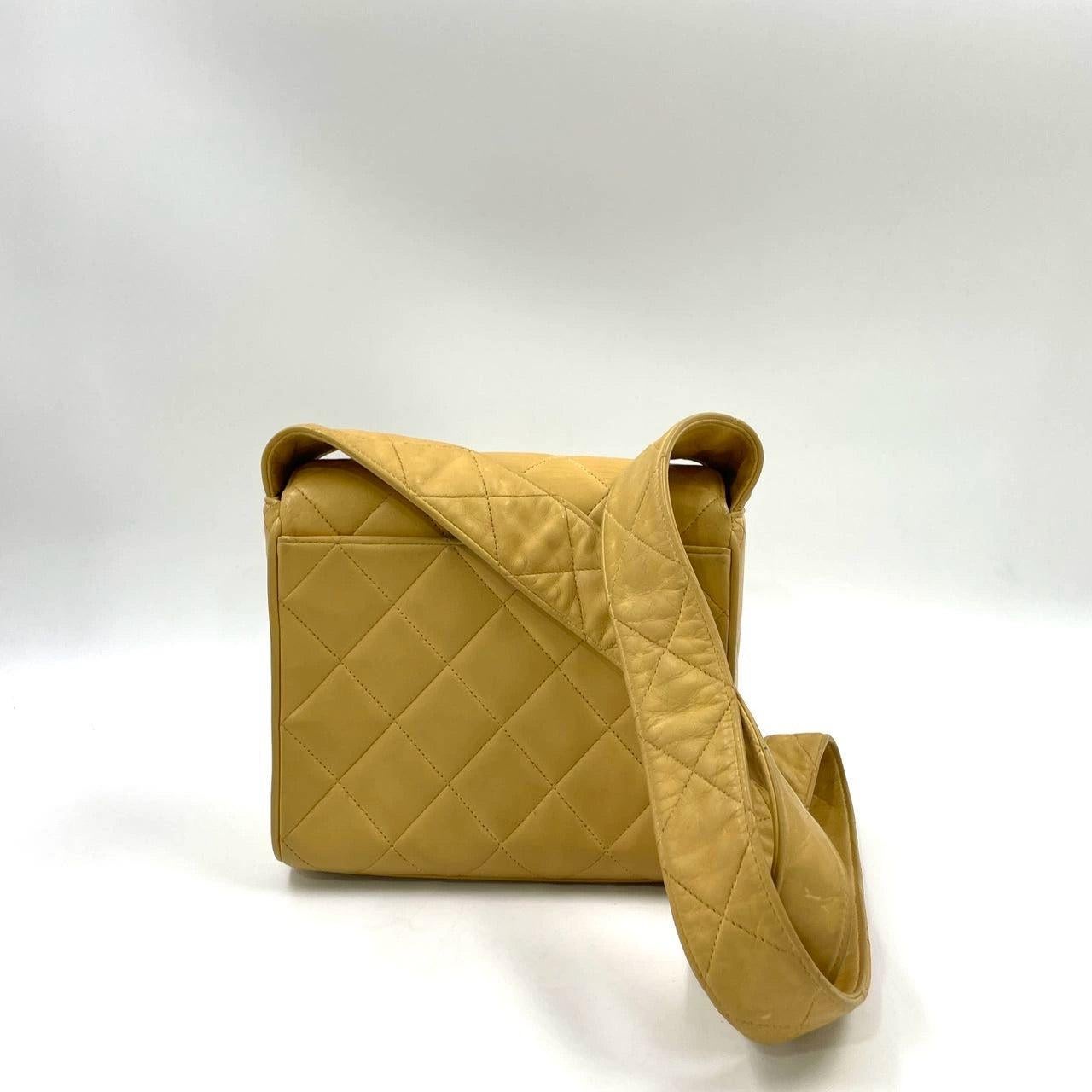 Chanel Vintage Umhängetasche mit Klappe aus gelbem Lammfell und Leder, 1991-1994 im Zustand „Relativ gut“ im Angebot in AUBERVILLIERS, FR
