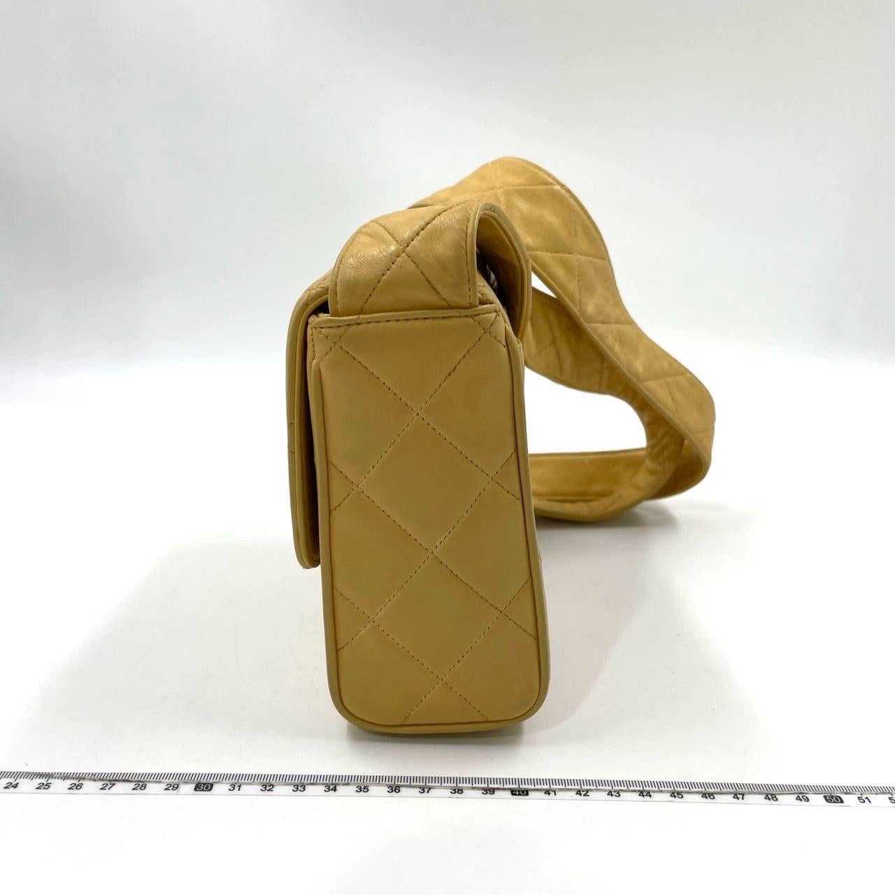 Chanel Vintage Umhängetasche mit Klappe aus gelbem Lammfell und Leder, 1991-1994 Damen im Angebot