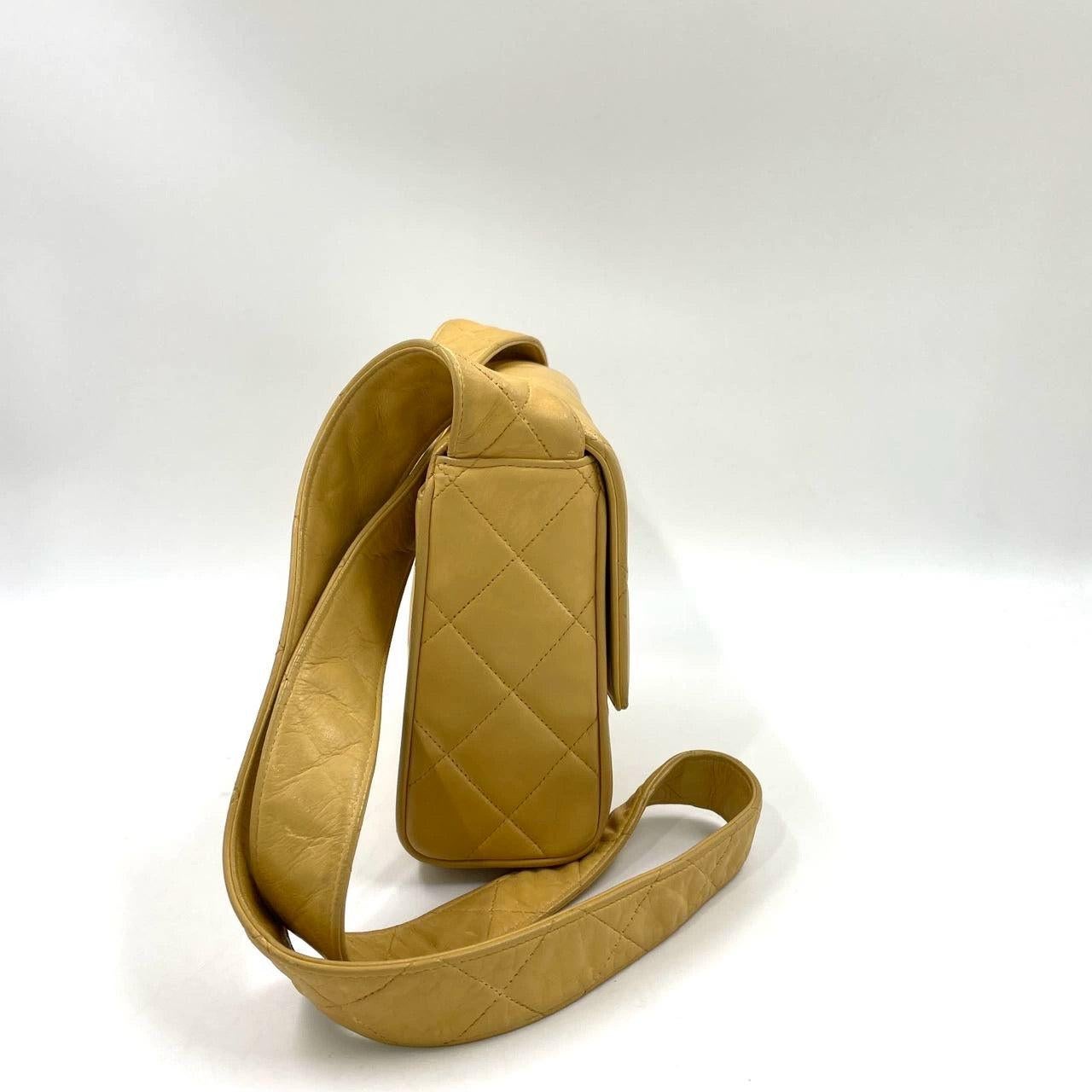Chanel Vintage Umhängetasche mit Klappe aus gelbem Lammfell und Leder, 1991-1994 im Angebot 1