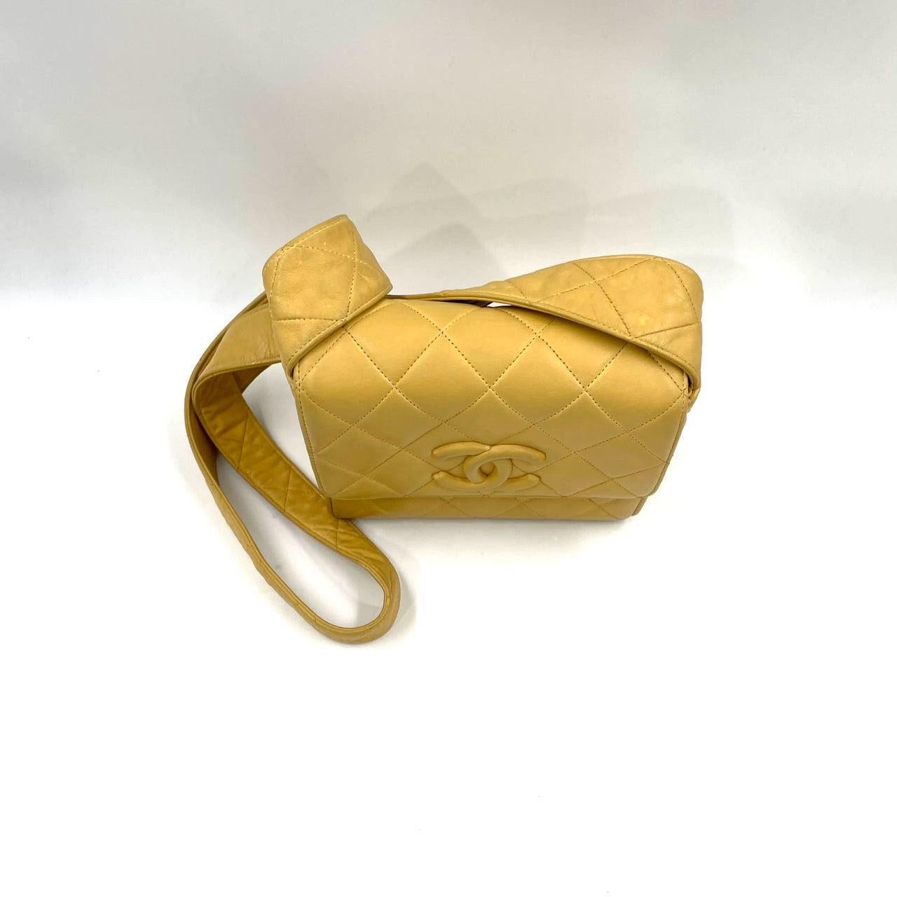 Chanel Vintage Umhängetasche mit Klappe aus gelbem Lammfell und Leder, 1991-1994 im Angebot 2