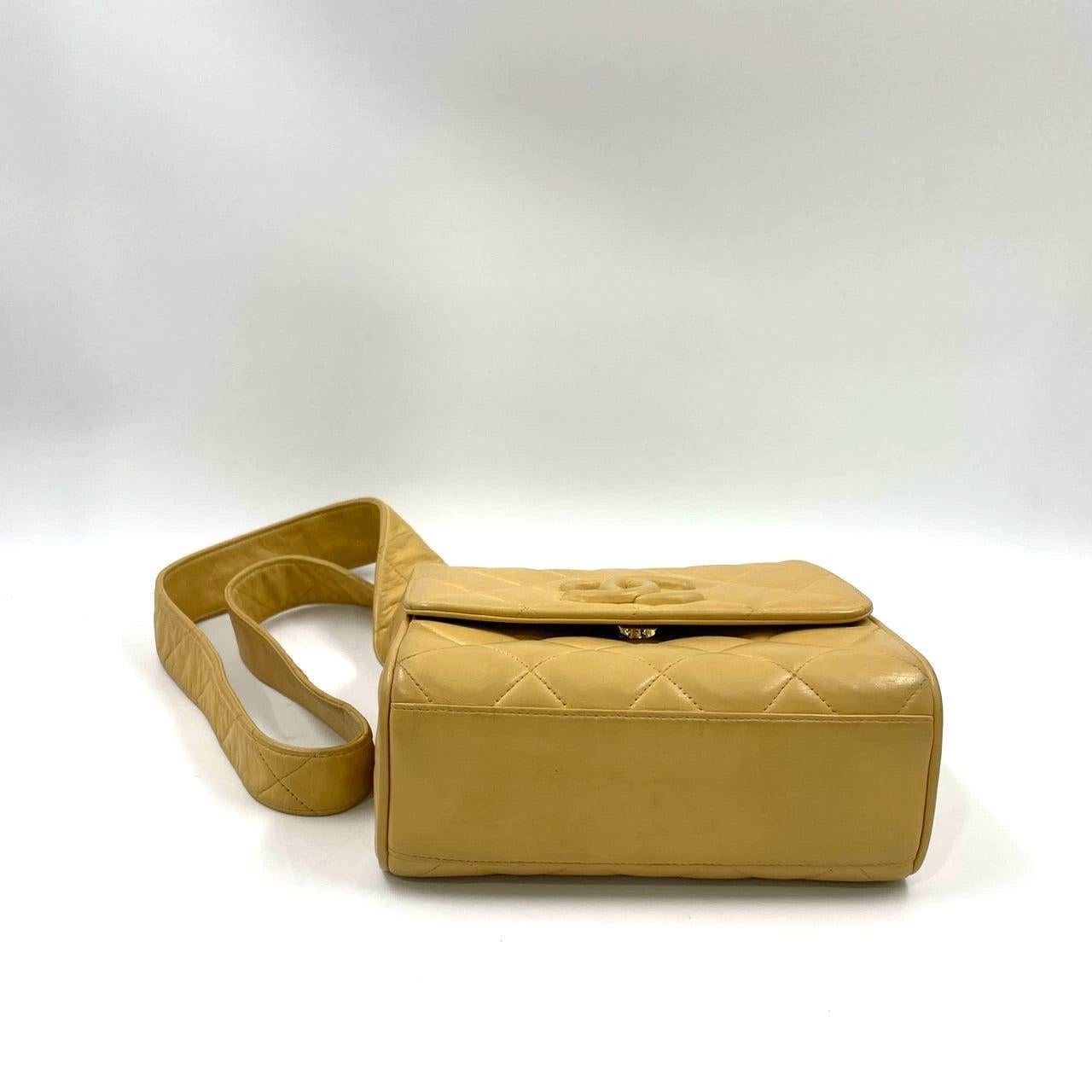 Chanel Vintage Umhängetasche mit Klappe aus gelbem Lammfell und Leder, 1991-1994 im Angebot 3