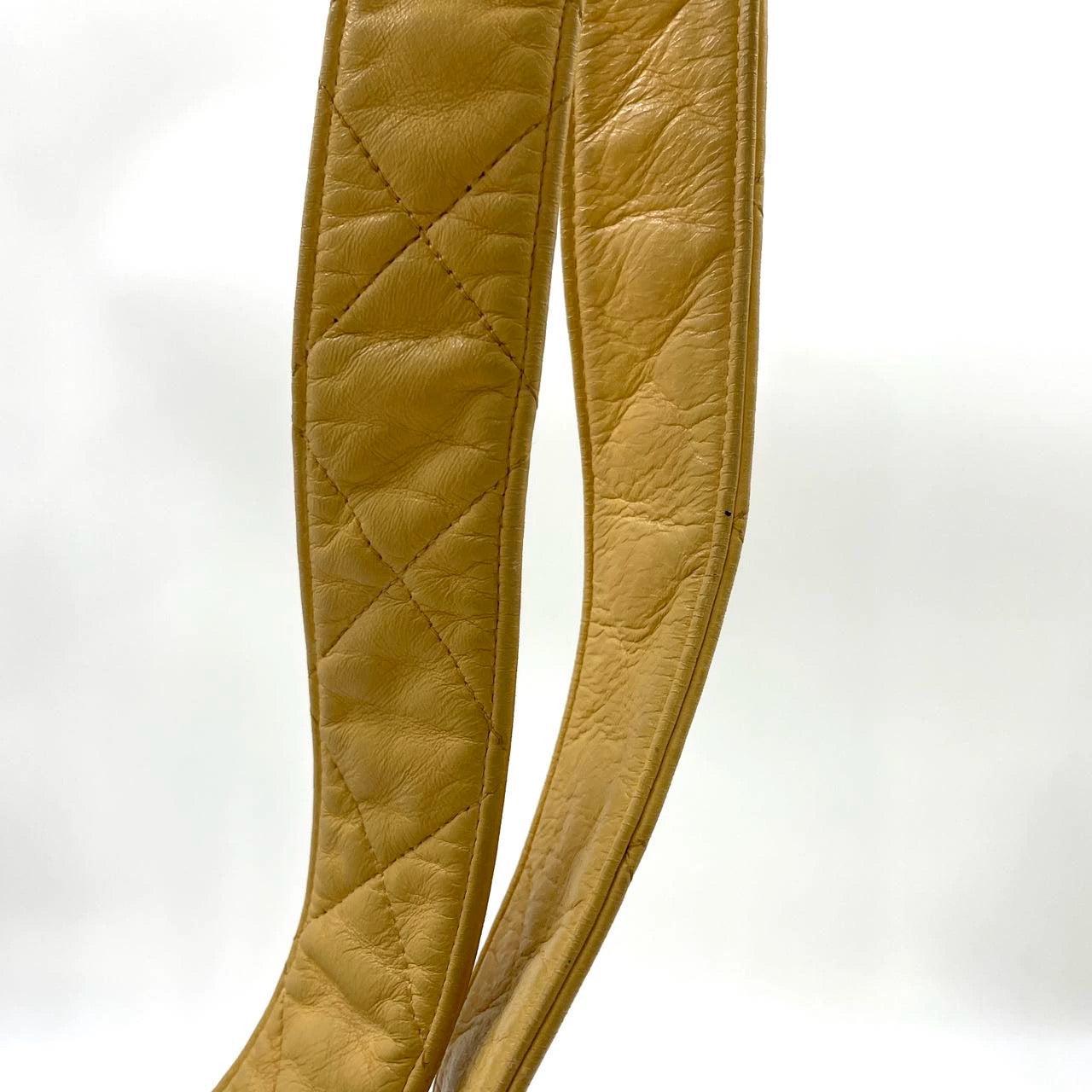 Chanel Vintage Umhängetasche mit Klappe aus gelbem Lammfell und Leder, 1991-1994 im Angebot 4