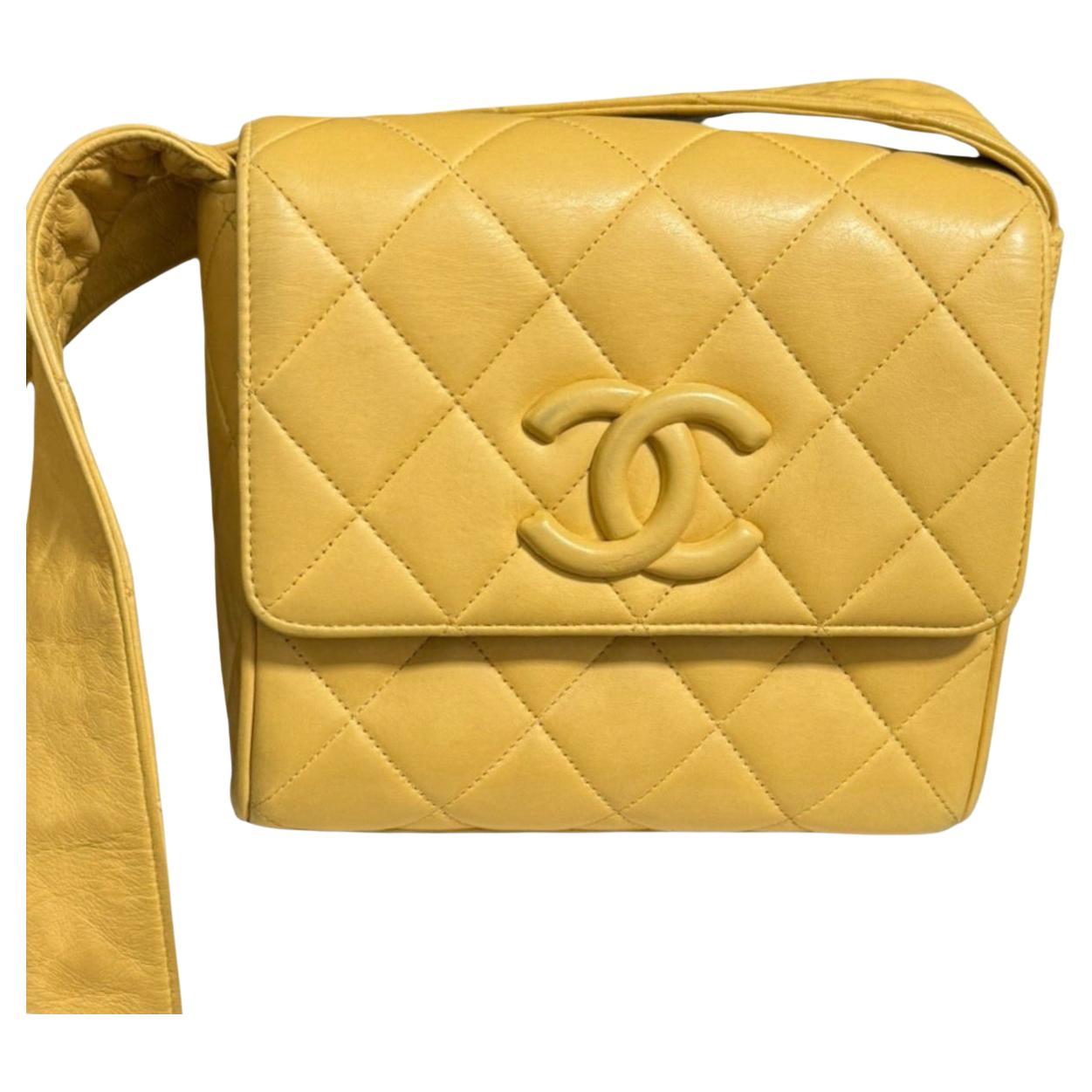 Chanel Vintage Umhängetasche mit Klappe aus gelbem Lammfell und Leder, 1991-1994 im Angebot