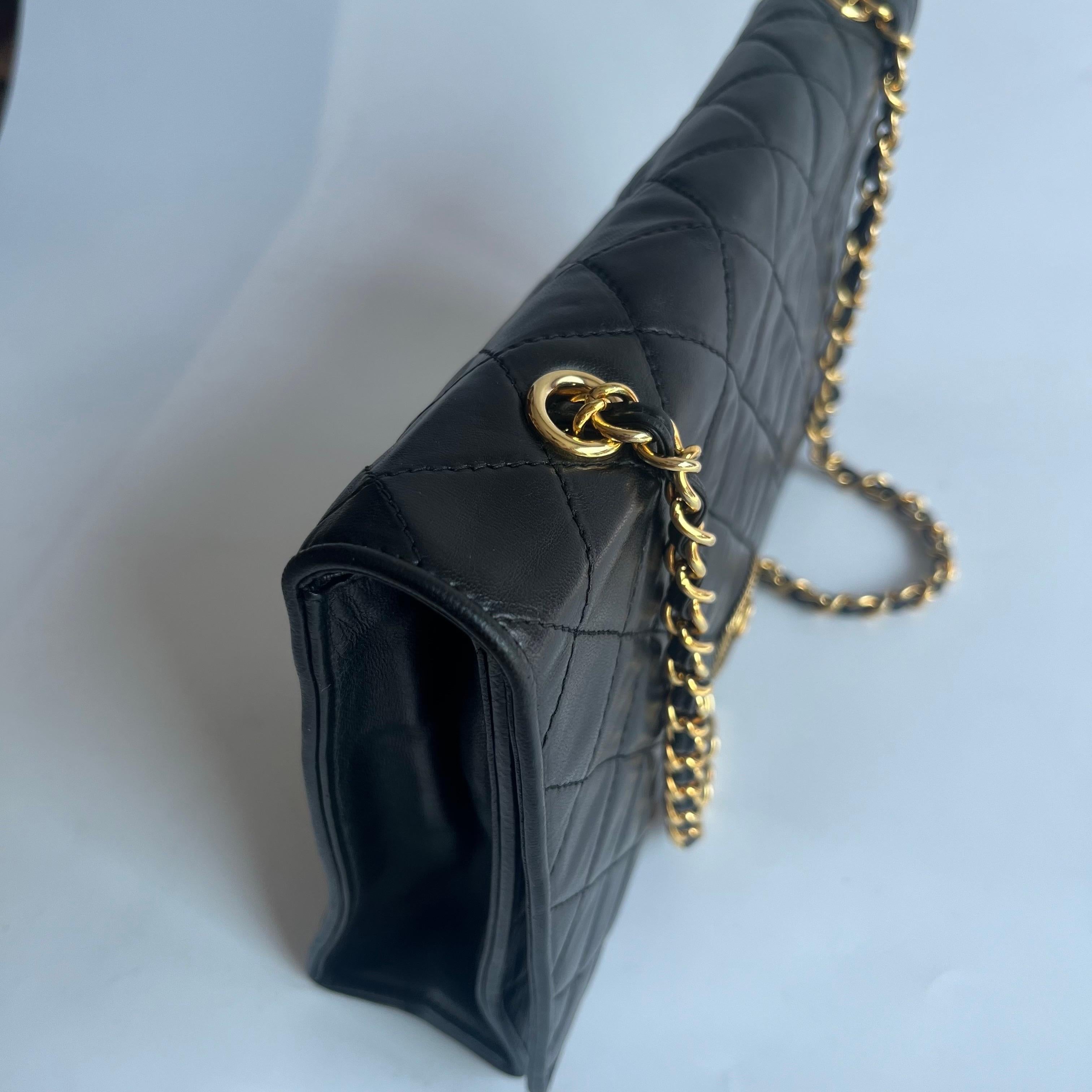 Chanel Vintage Flapbag mit goldenem Logo-Verschluss Schwarzes Lammleder im Angebot 7