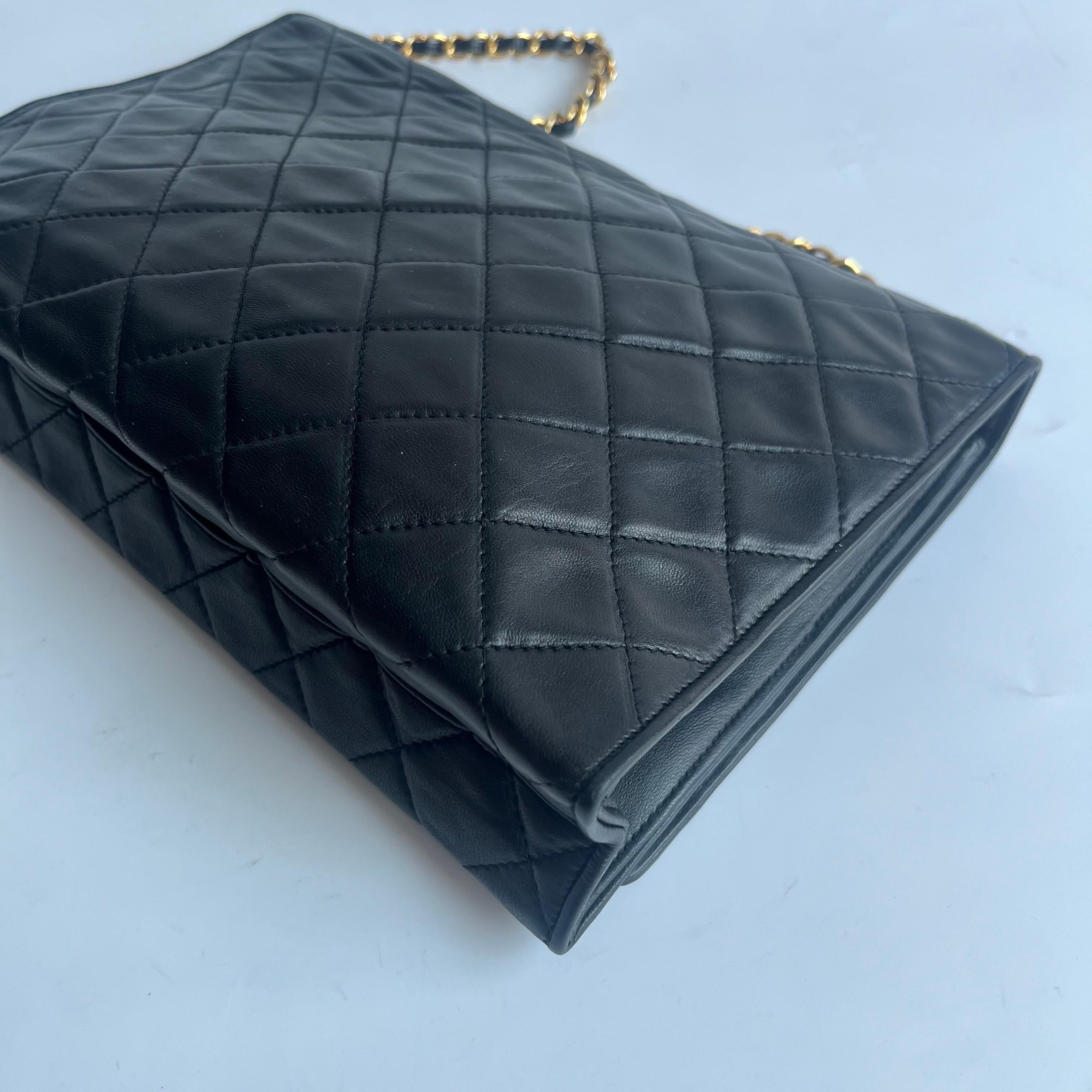 Chanel Vintage Flapbag mit goldenem Logo-Verschluss Schwarzes Lammleder im Angebot 8