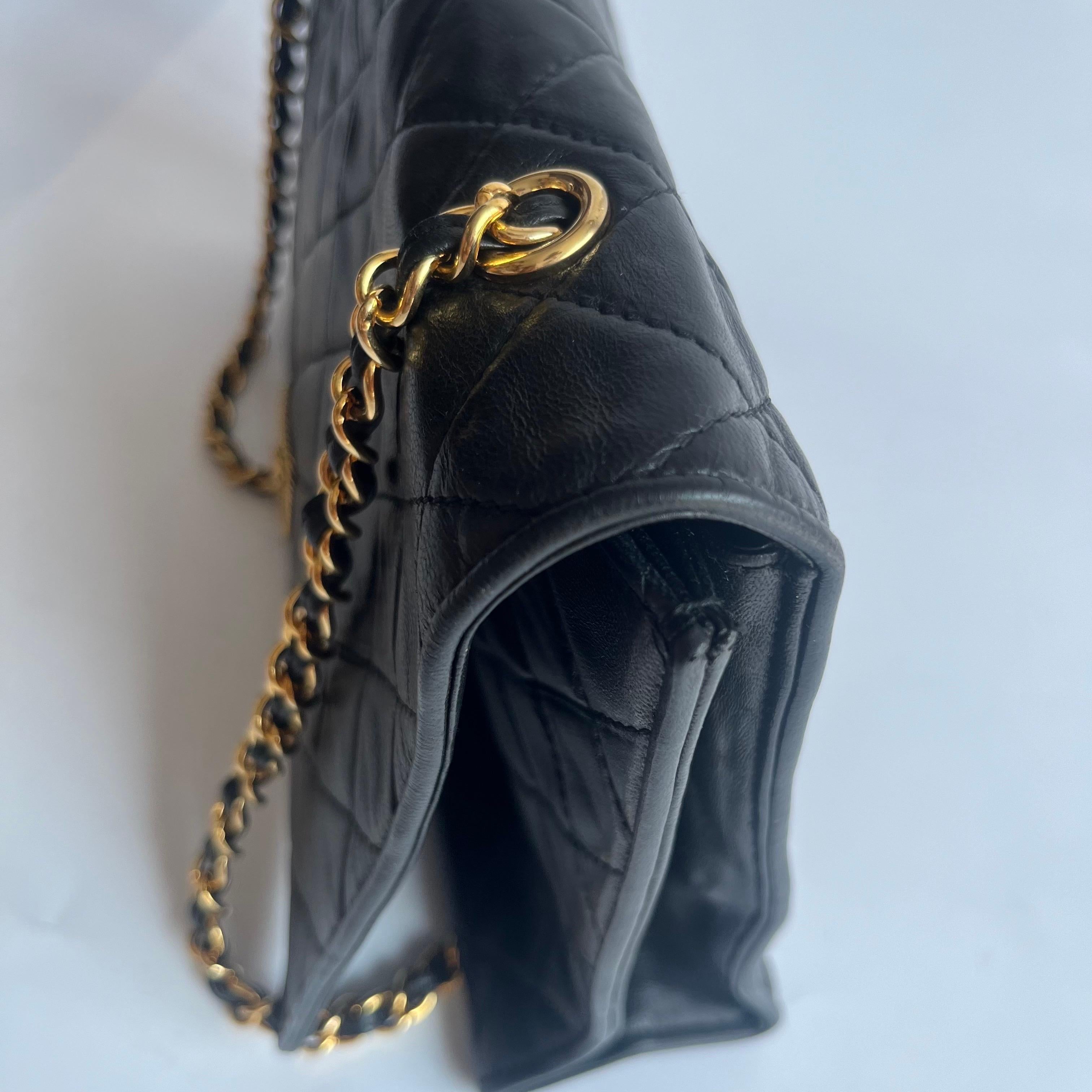 Chanel Vintage Flapbag mit goldenem Logo-Verschluss Schwarzes Lammleder im Angebot 9