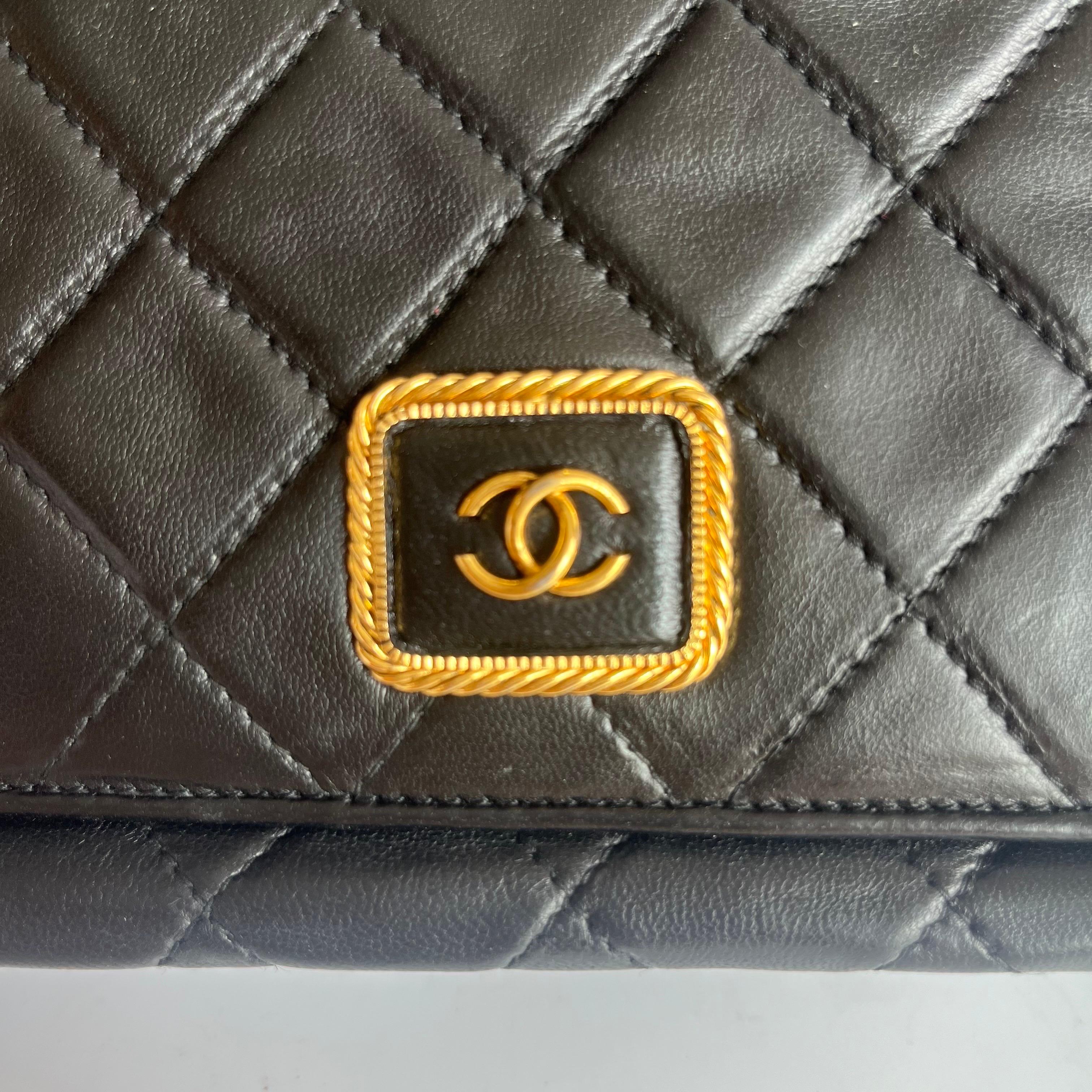Chanel Vintage Flapbag mit goldenem Logo-Verschluss Schwarzes Lammleder im Angebot 10