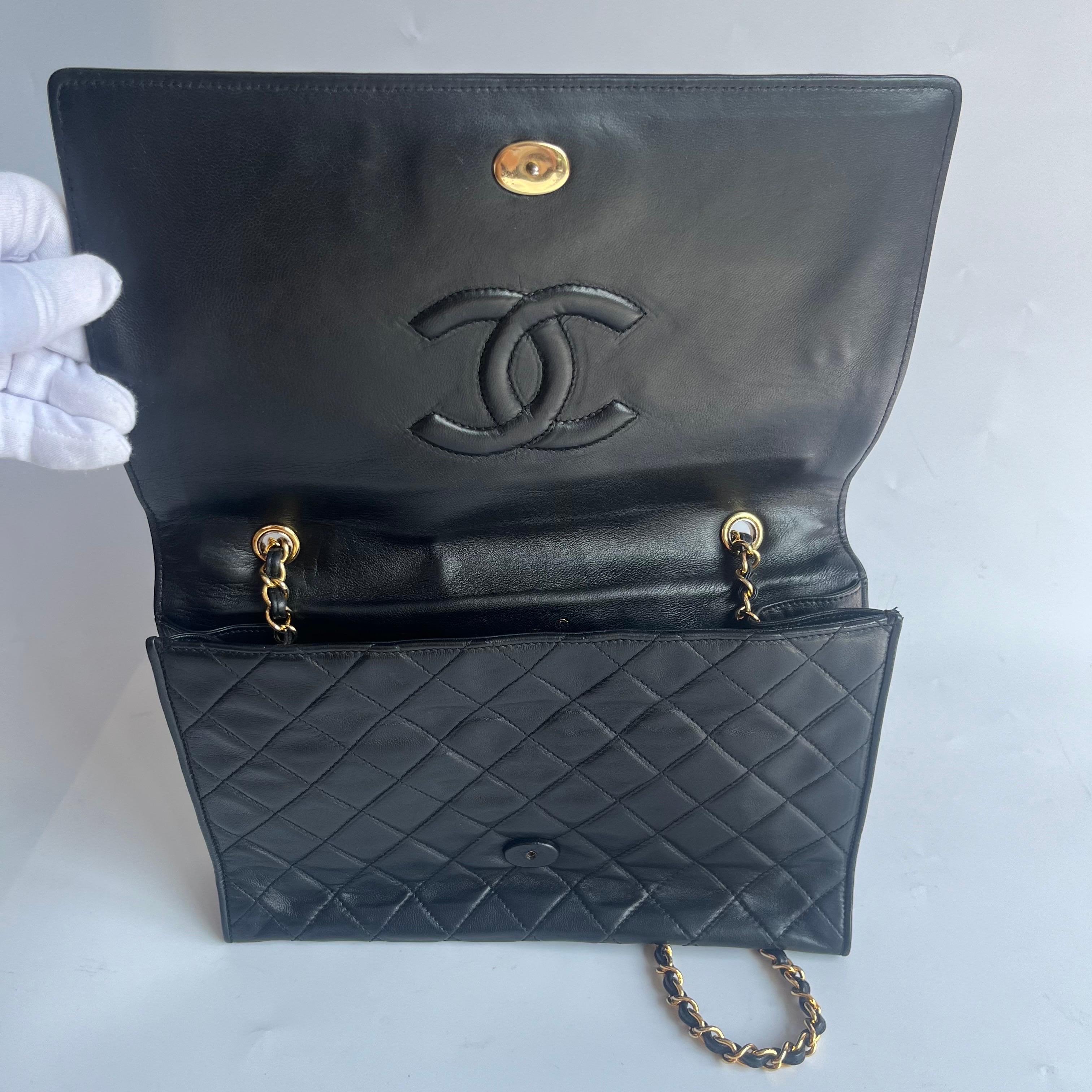Chanel Vintage Flapbag mit goldenem Logo-Verschluss Schwarzes Lammleder im Angebot 11
