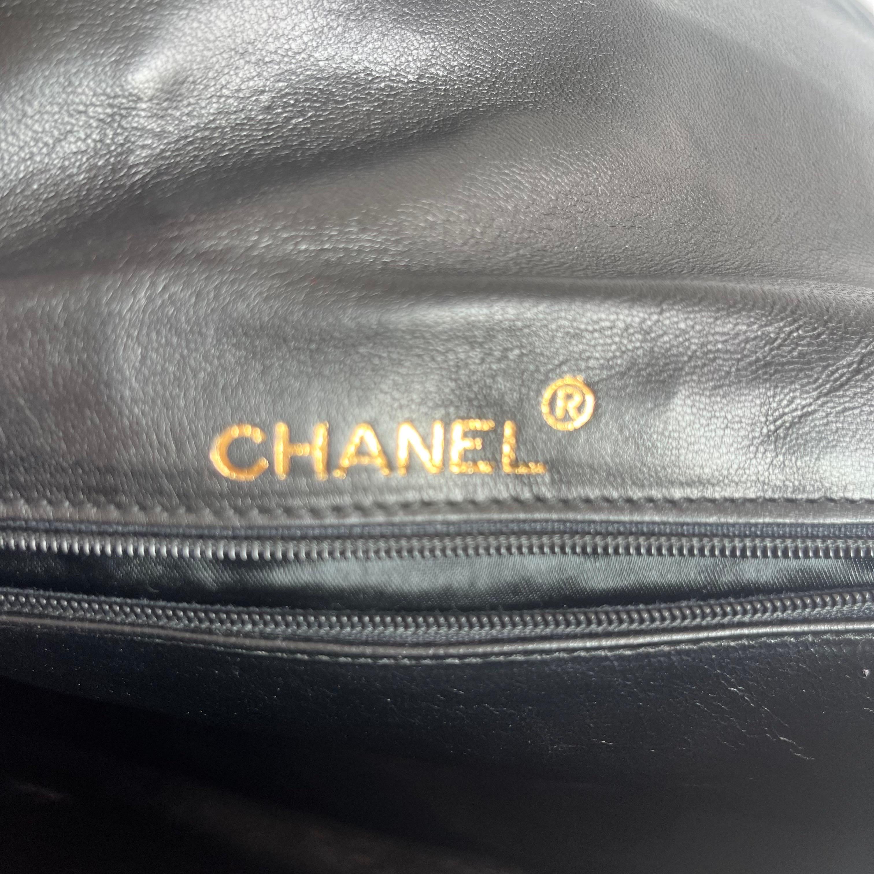Chanel Vintage Flapbag mit goldenem Logo-Verschluss Schwarzes Lammleder im Angebot 12